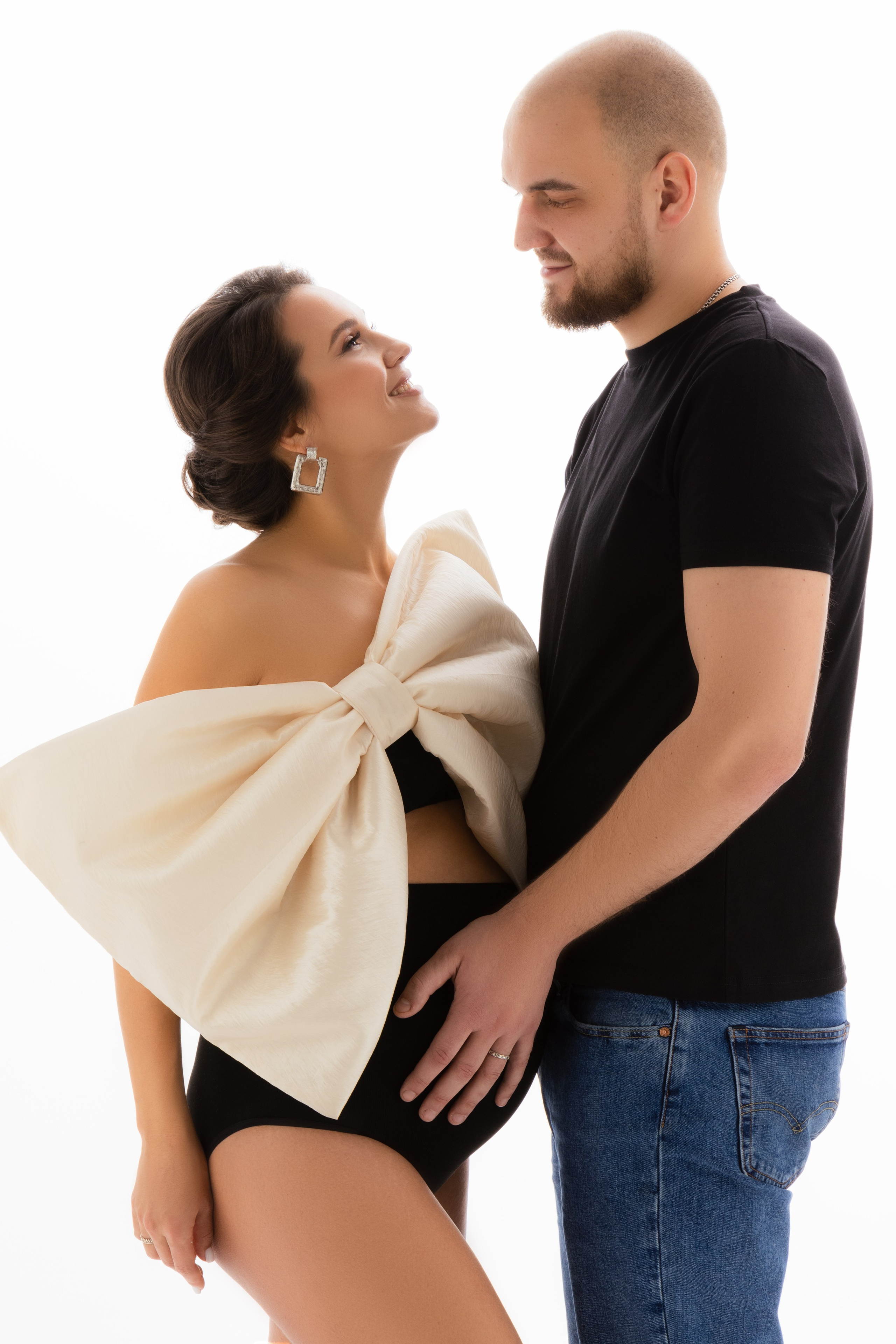 Фотосессия в Москве! Семейная фотосессия в Москве. Фотосессия беременности с мужем. Все включено. Готовые образы. Помощь визажиста и стилиста. Фотосессия в стиле минимализм. Фотосессии в студиях Москвы с циклорамой. Идеи образов и позирования.