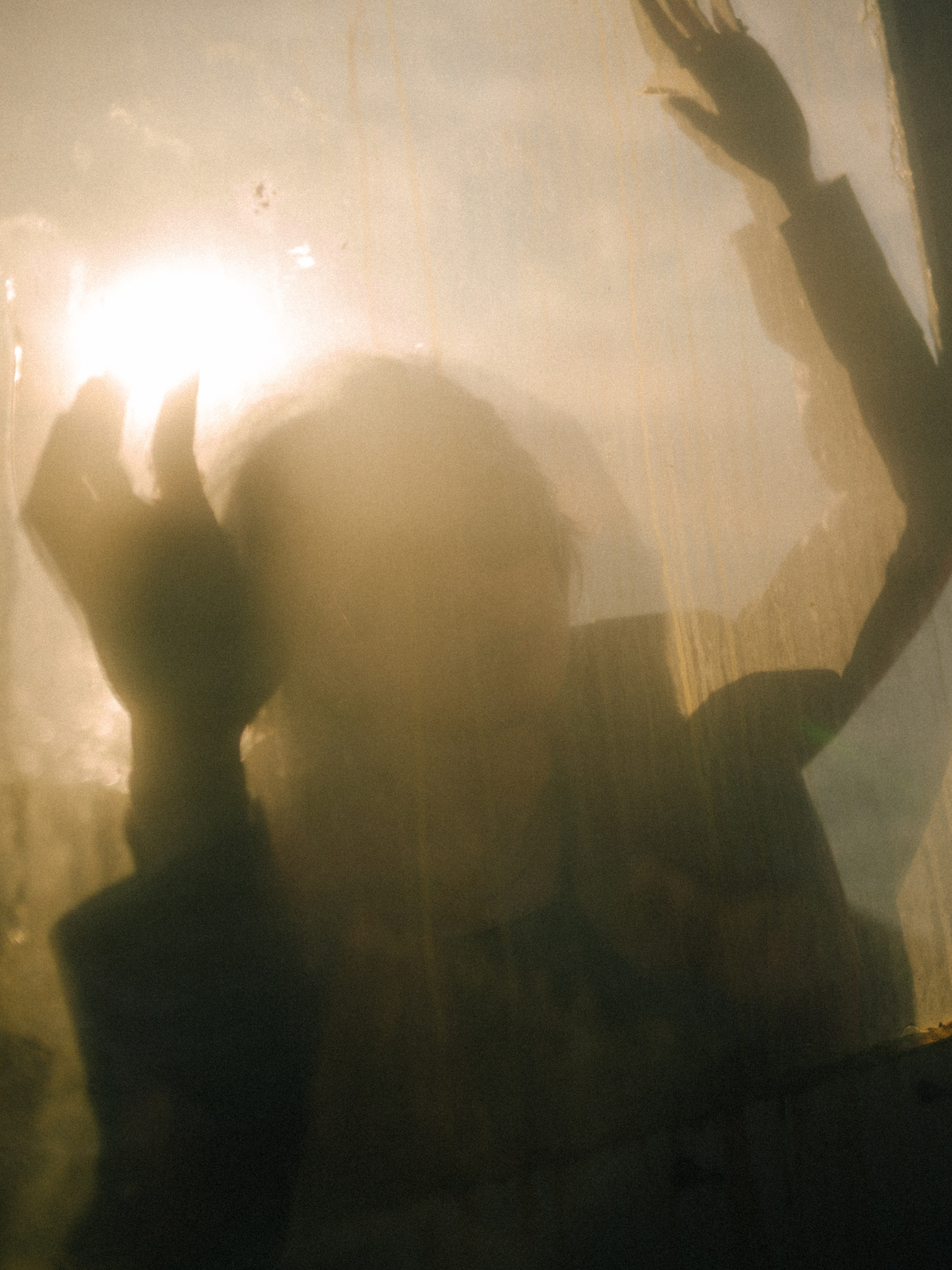 Вика среди заброшенных кораблей. Главная