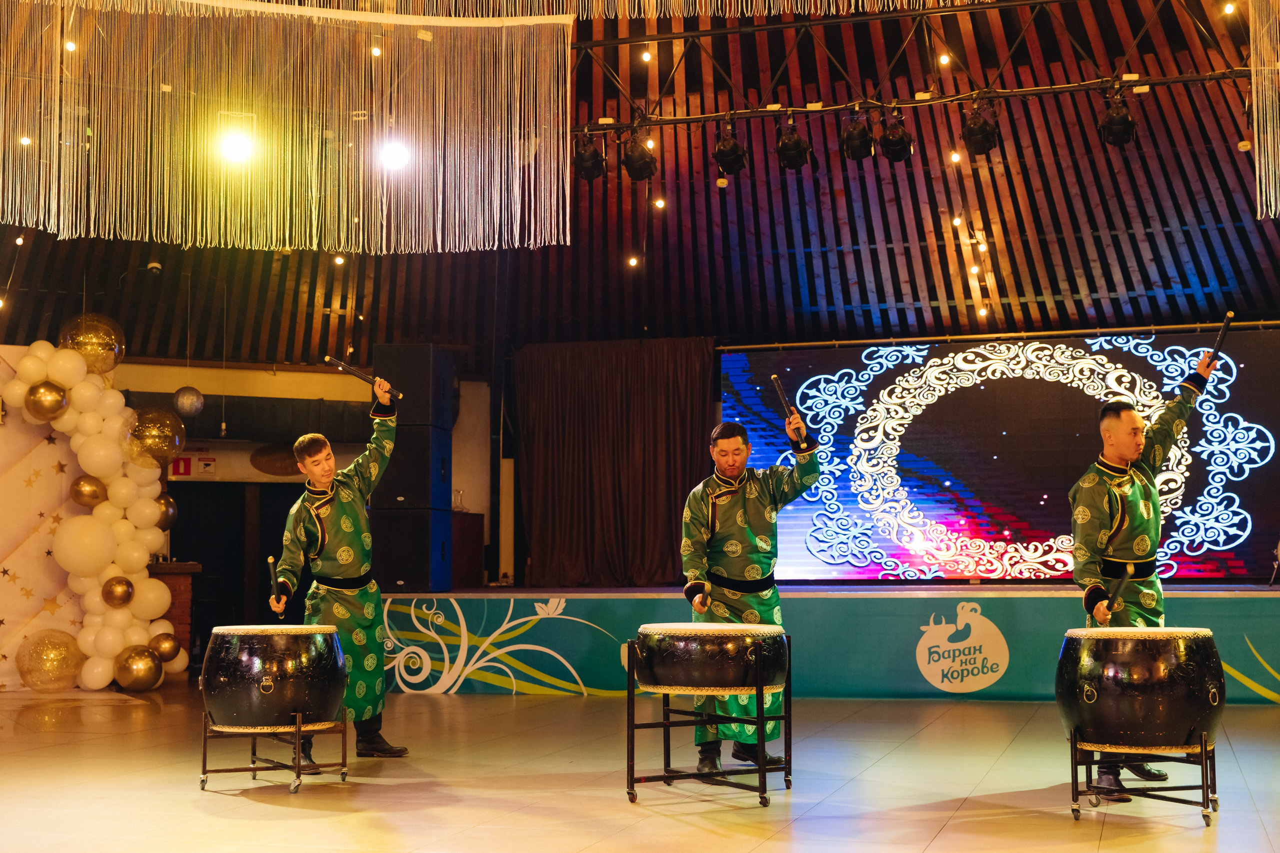 Выпускной вечер. 49 школа. Баран на корове. Свадебный и семейный фотограф в Улан-Удэ