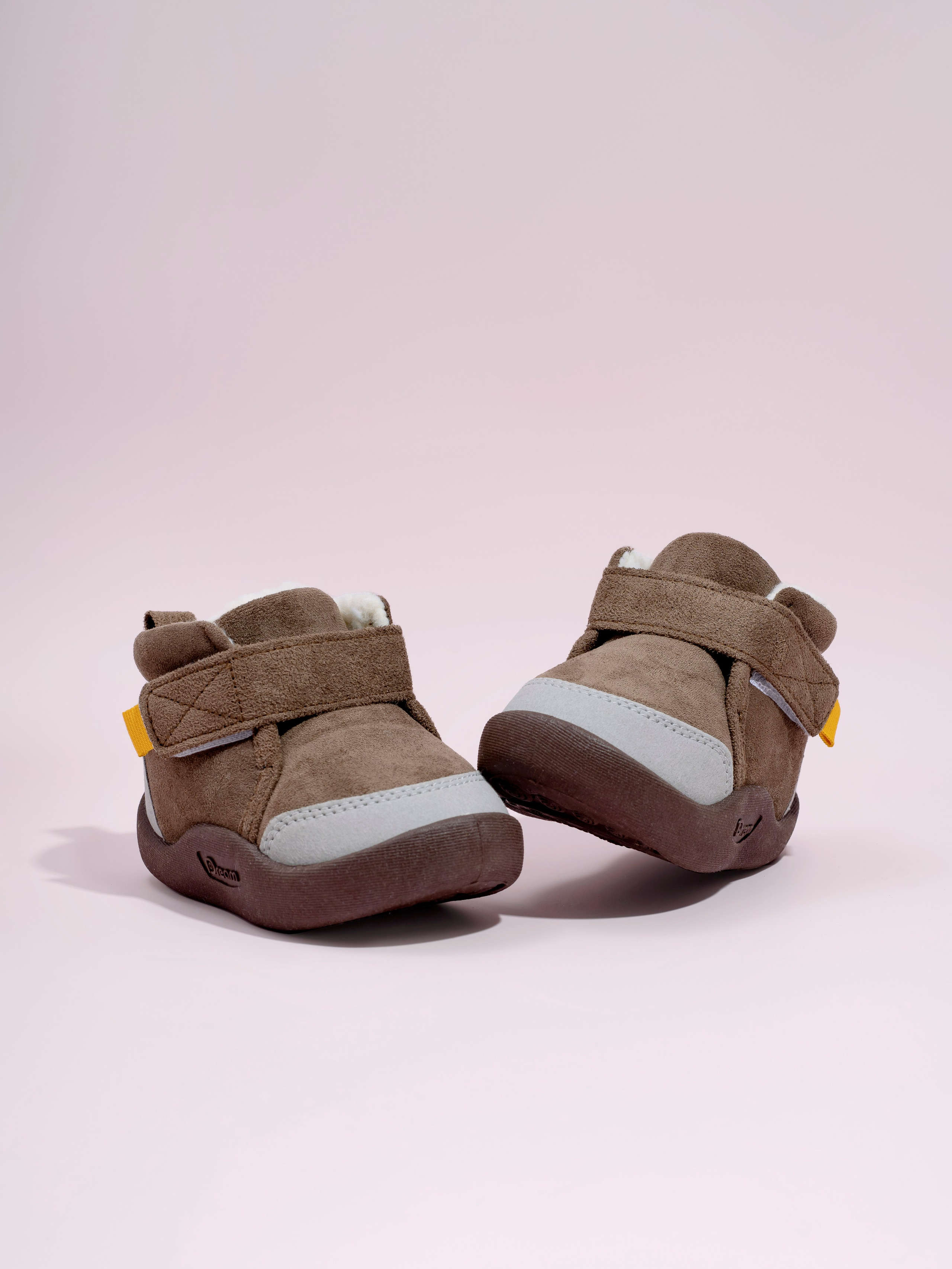 Съемка детских пинеток и детских ботинок для маркетплейсов.