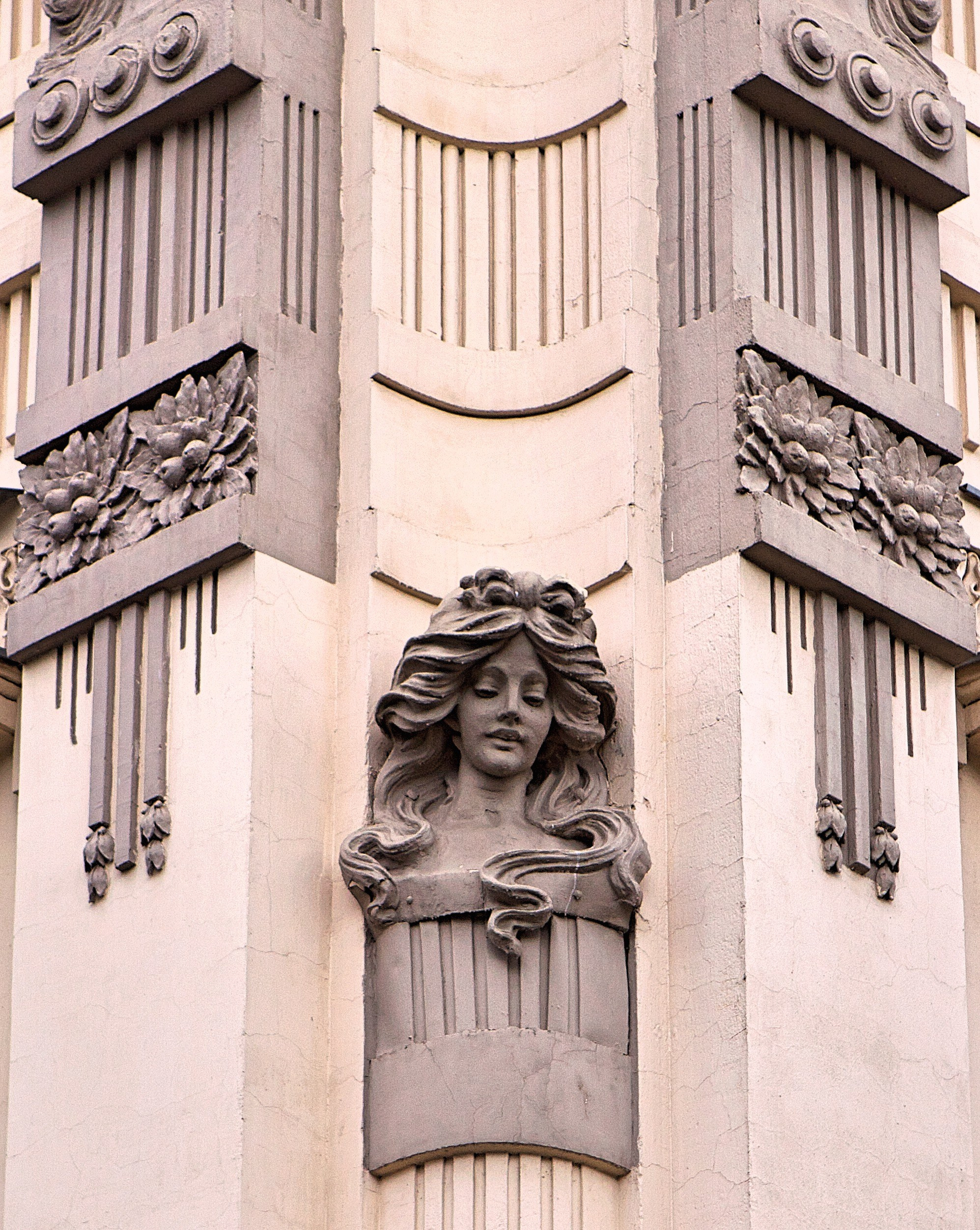 Маскарон на Доходном доме купца Рахманова (Дом с колосьями), постройки 1902 года.