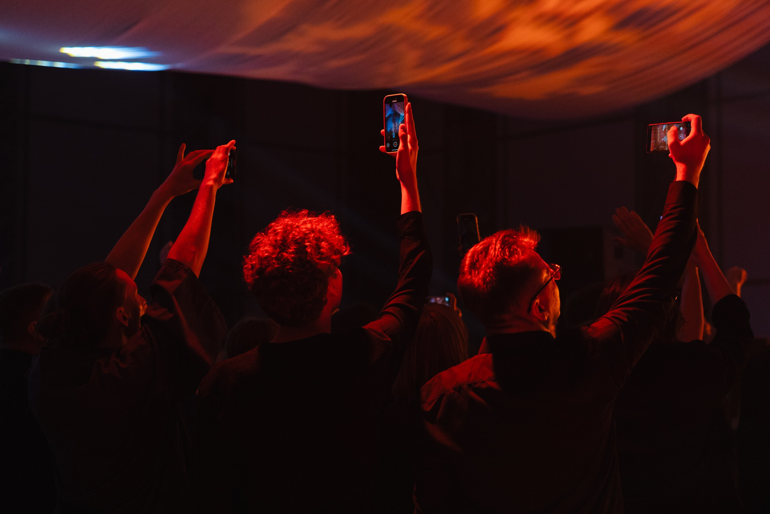 Здравствуйте! Я свадебный фотограф из Ульяновска, работаю в том числе по всей России и с выездом за границу. Снимаю свадьбы, lovestory, корпоративы, светский репортаж. Провожу обучение по фотографии, мастер-классы и воркшопы для других фотографов.