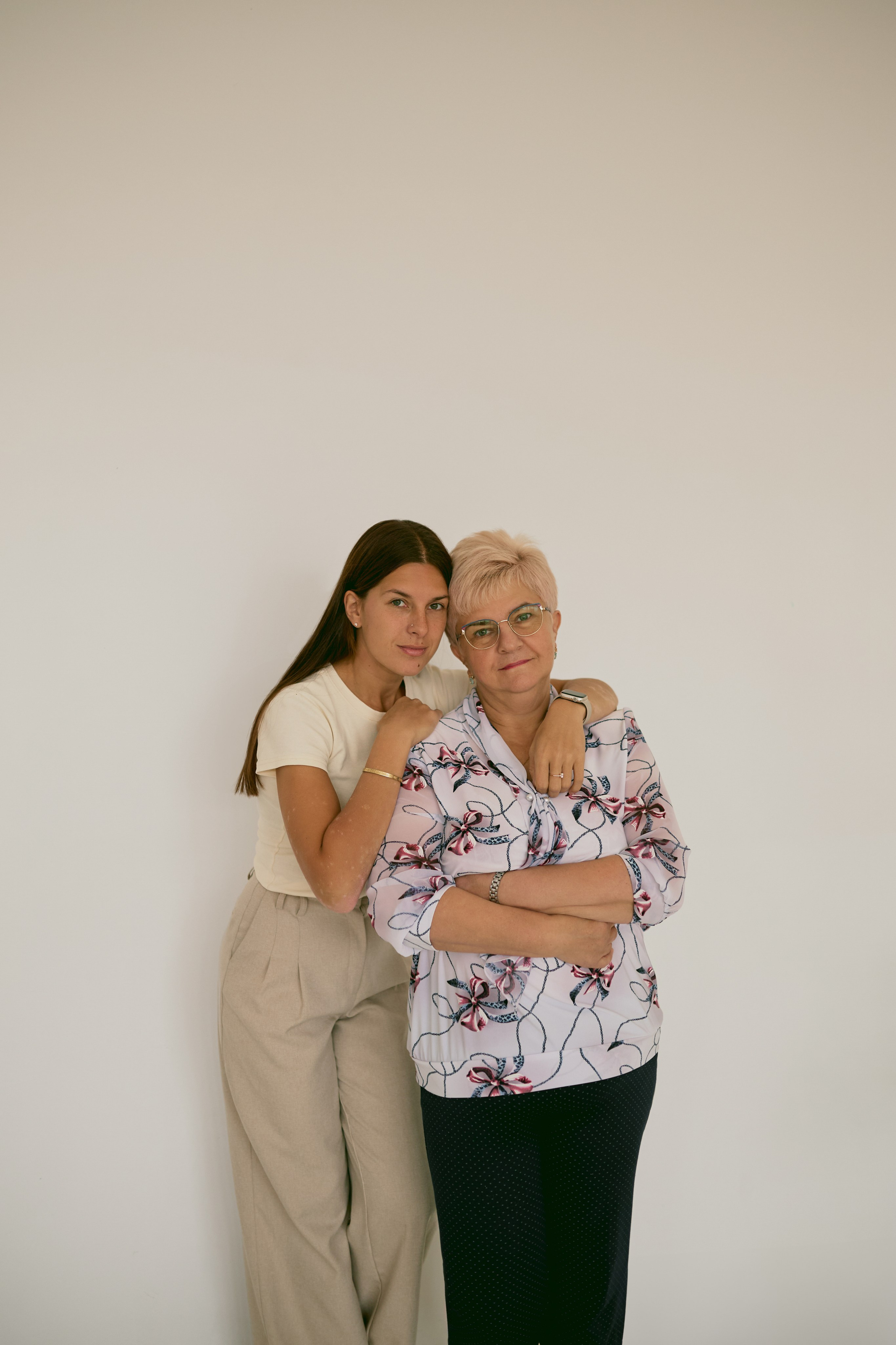 Семейная фотосессия в фотостудии. Сестры Карабаза. Фотографы и ретушеры в Москве и Санкт-Петербурге