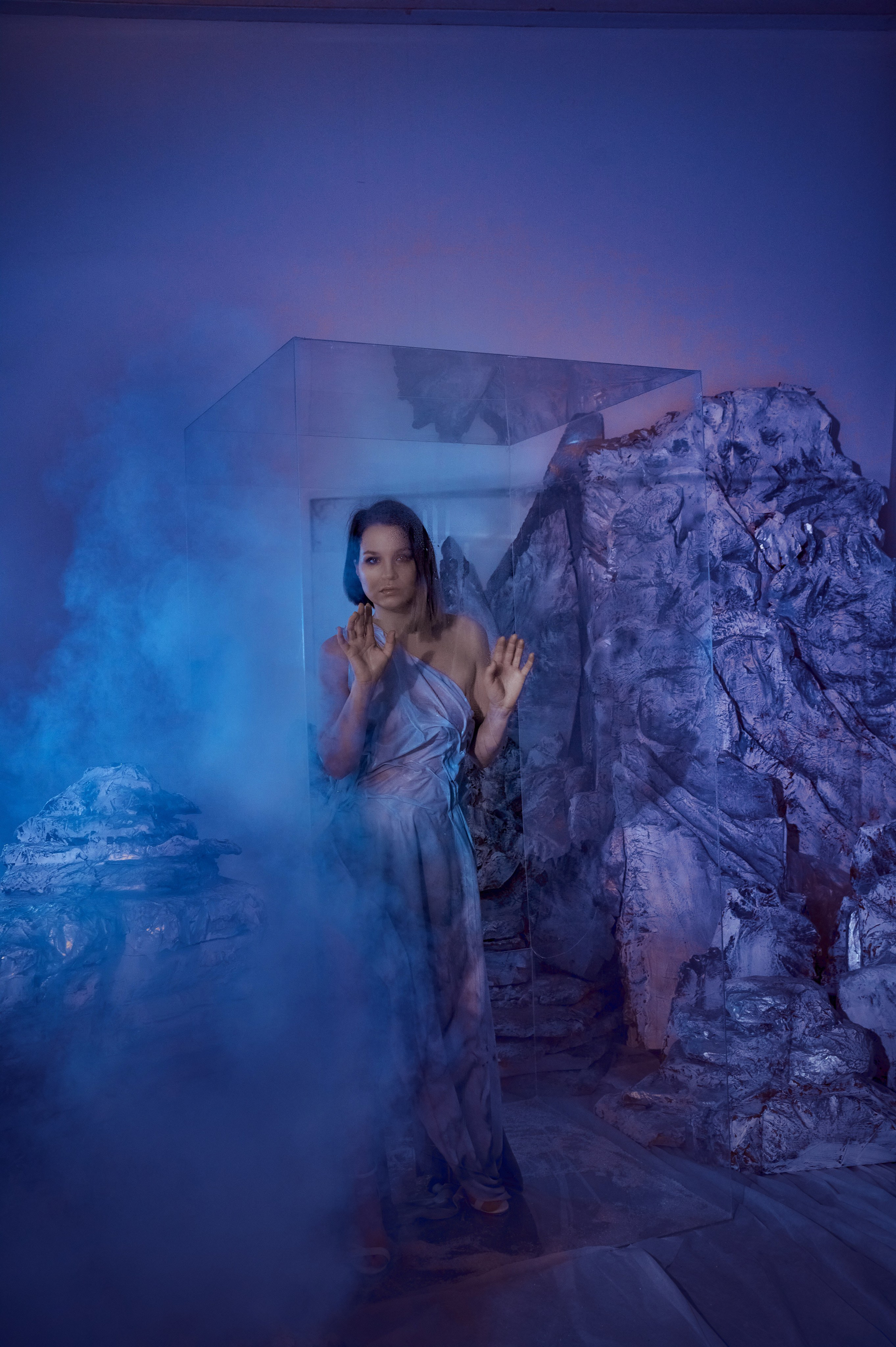 Фотосессия Ксении в декорациях «Лед» со стеклянным кубом