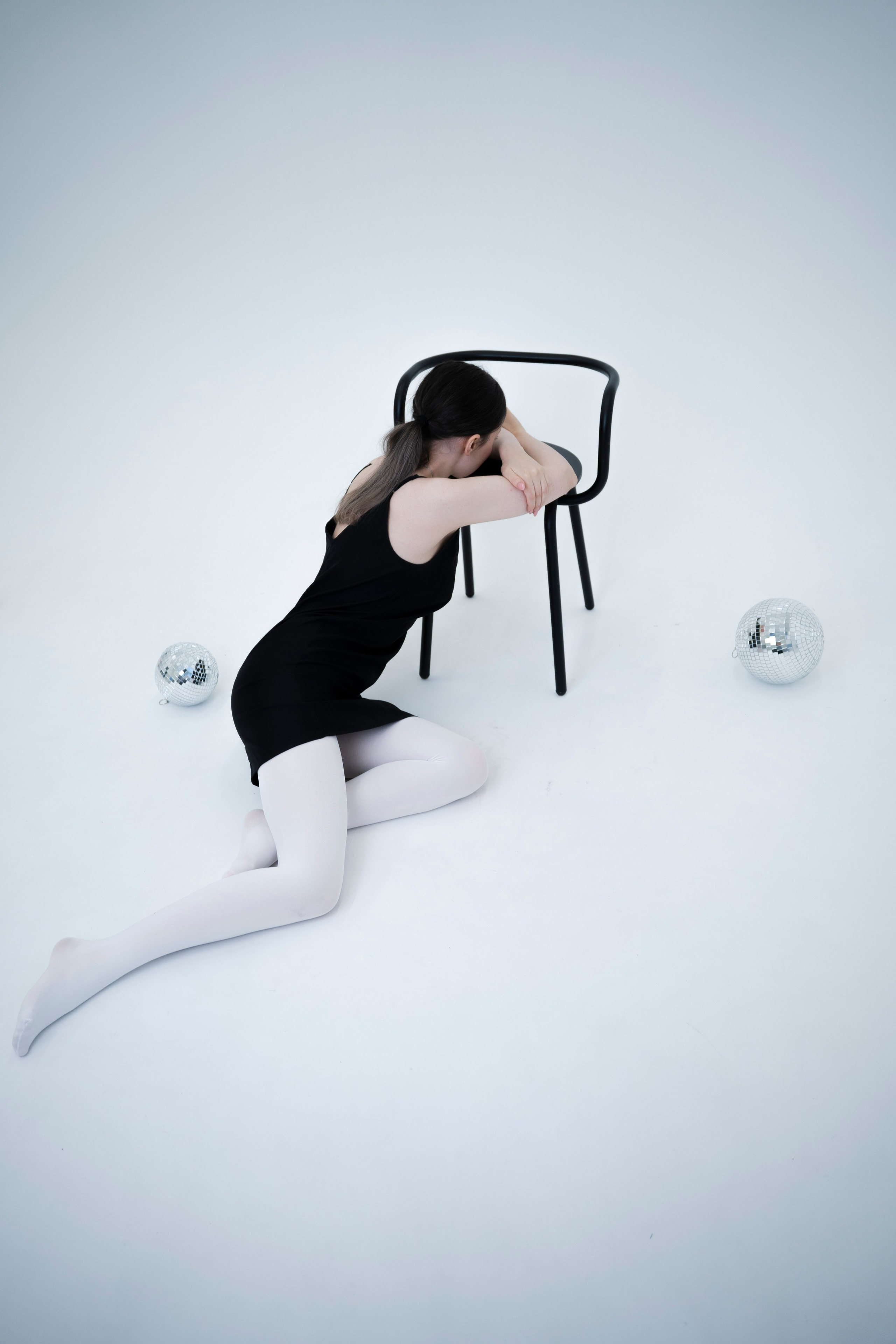 ДЕВОЧКА НА ШАРЕ. Главная