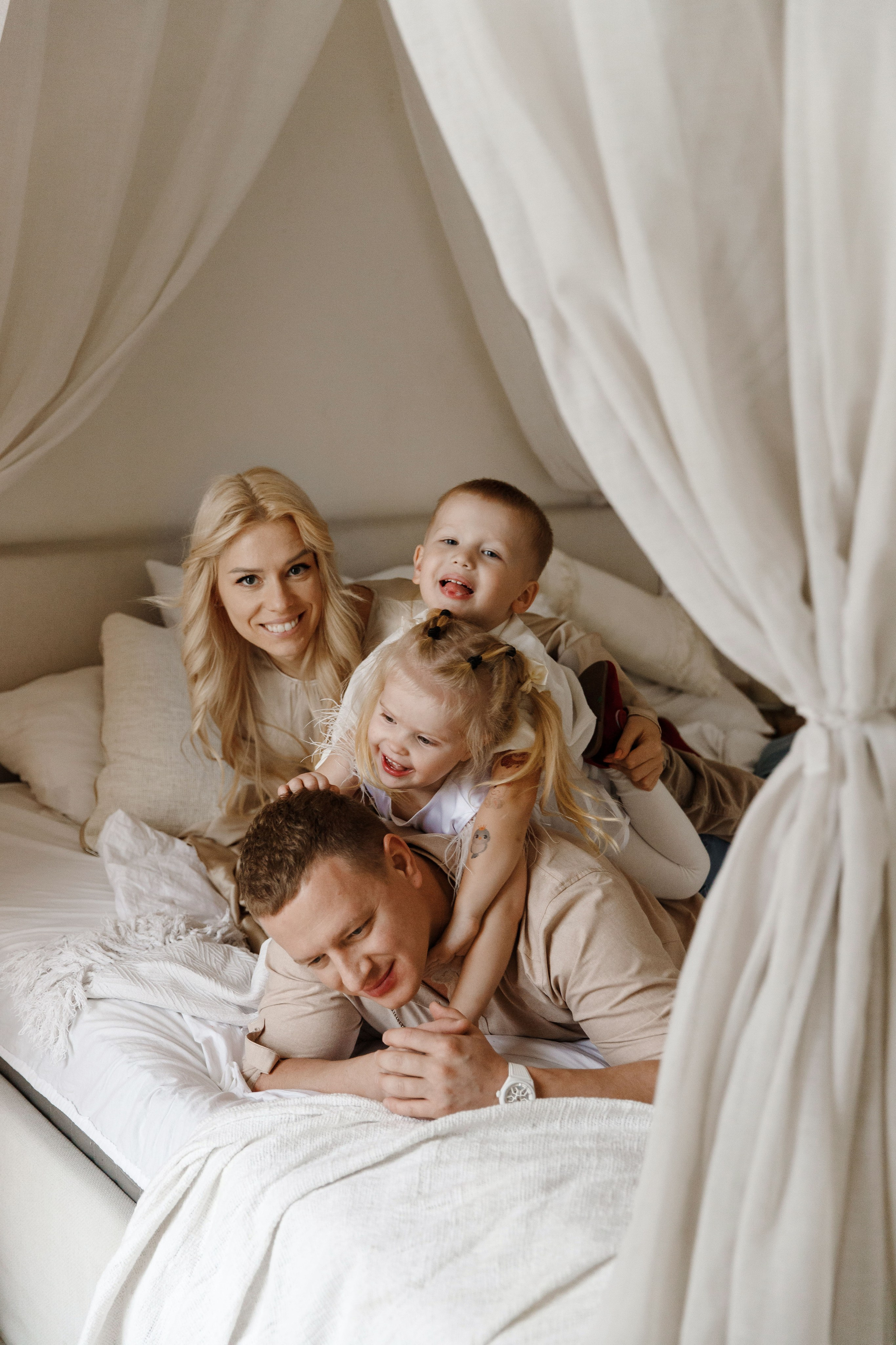 Семейная новогодняя фотосессия в студи Мимика. Фотограф Александра Сыщенко