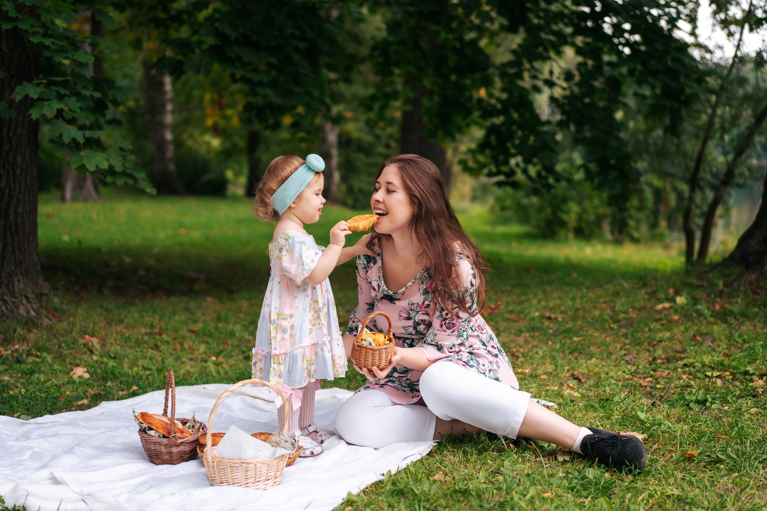 Евангелина с мамой в парке. Детская, семейная фотостудия в Санкт-Петербурге