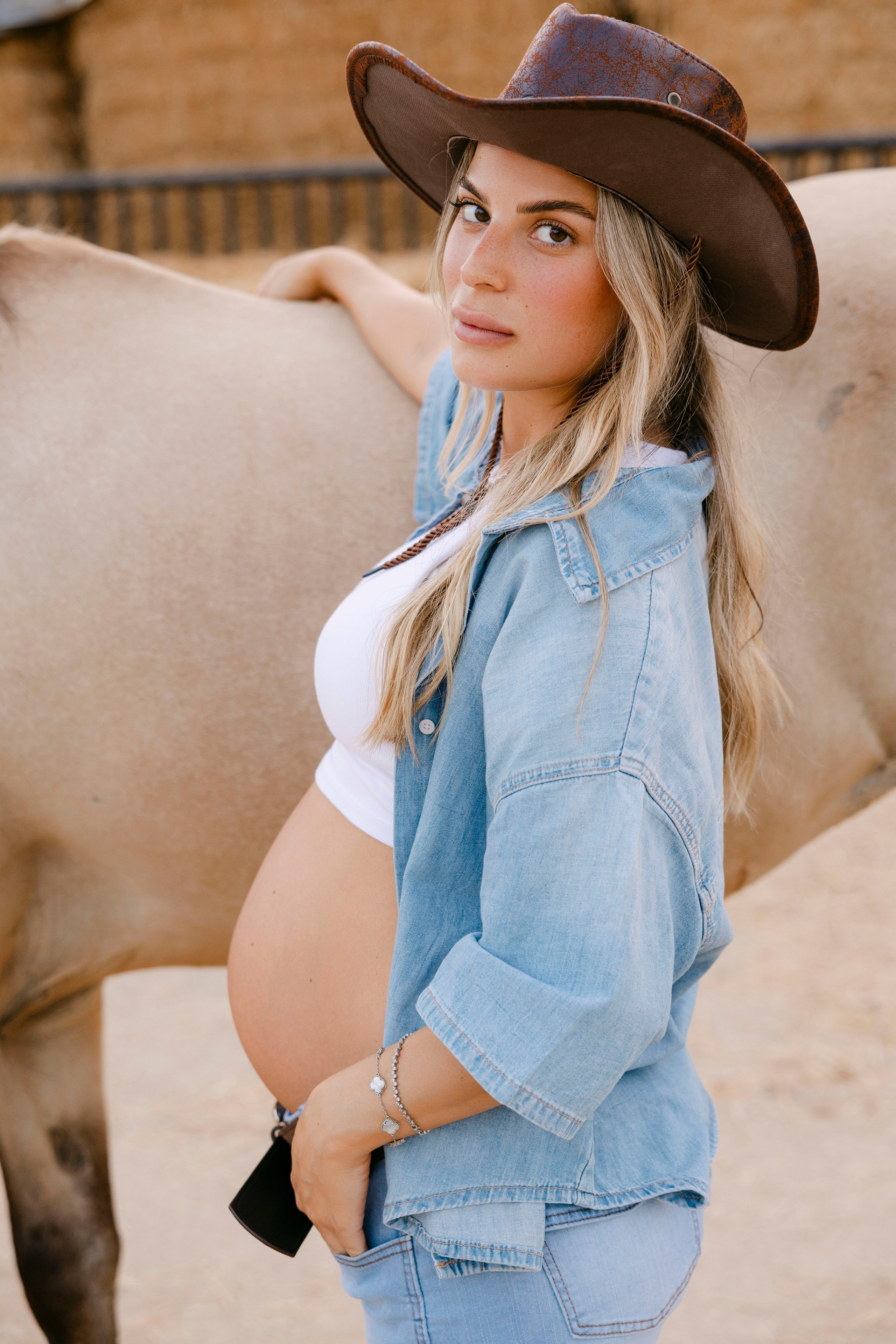 Pregnancy photoshoot at the horse farm. Главная