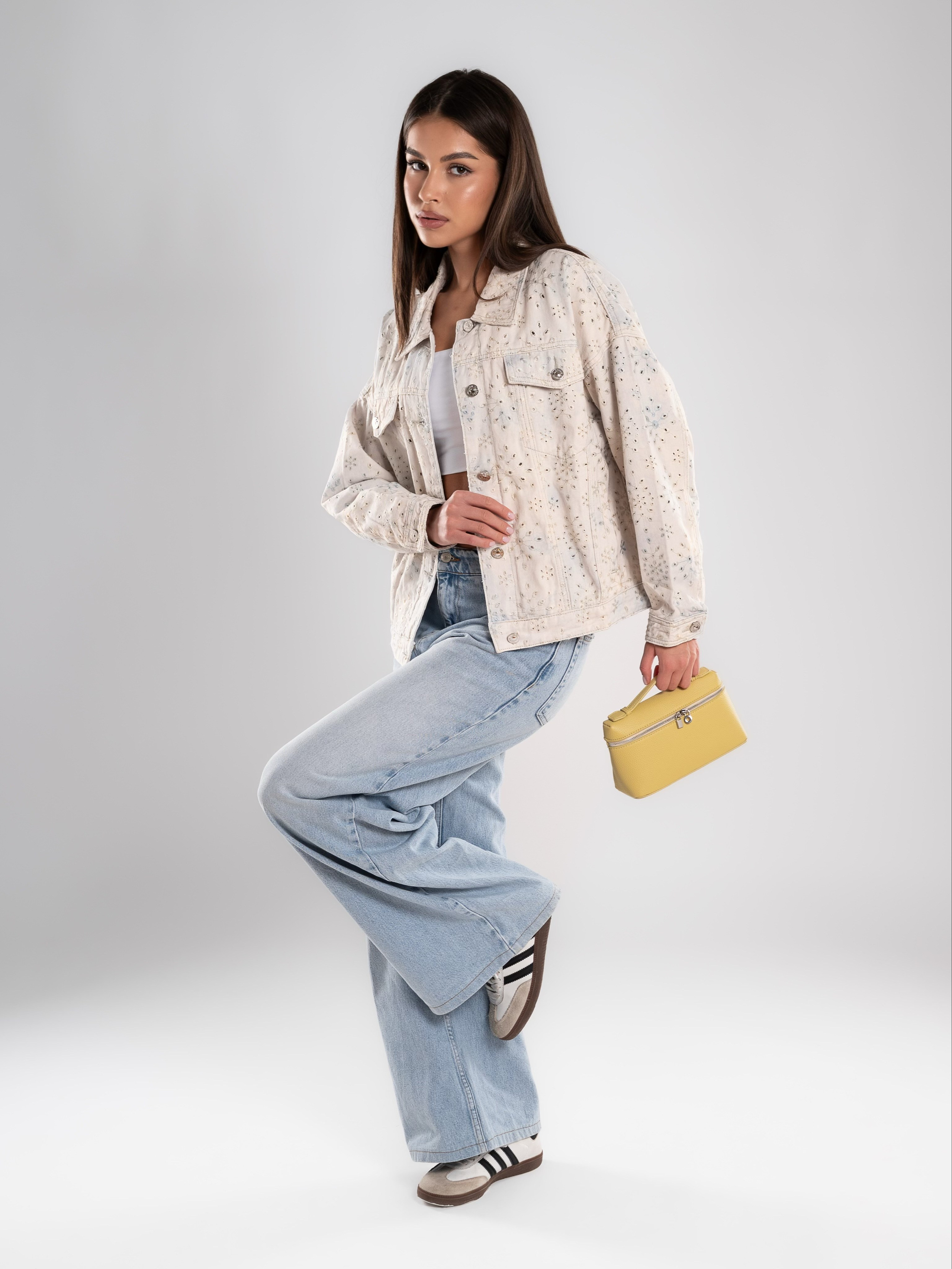 Джинсовые куртки на 2х моделях. Предметный фотограф, фото для маркетплейсов Пятигорск, КМВ