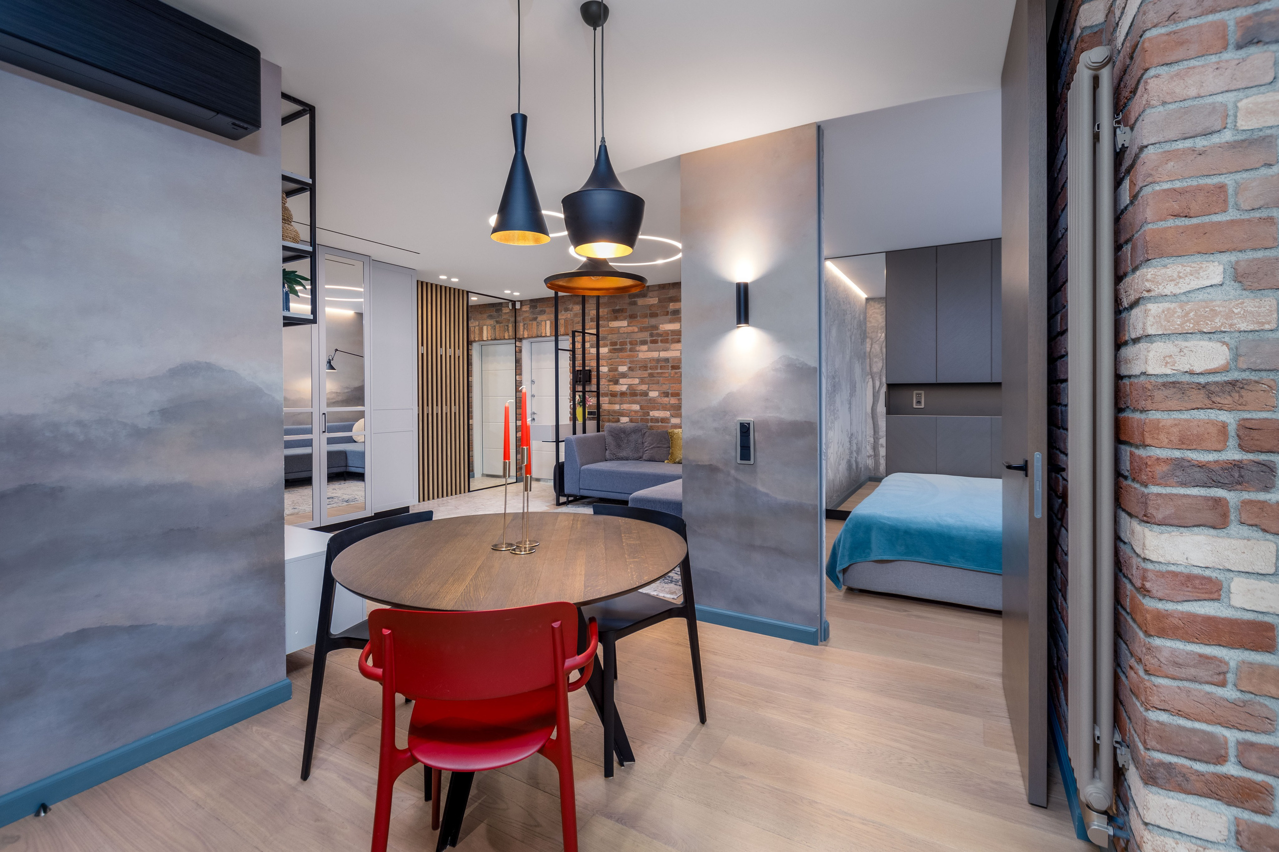 Зона приема пищи в кухне-гостиной четырехкомнатной квартиры в Минске