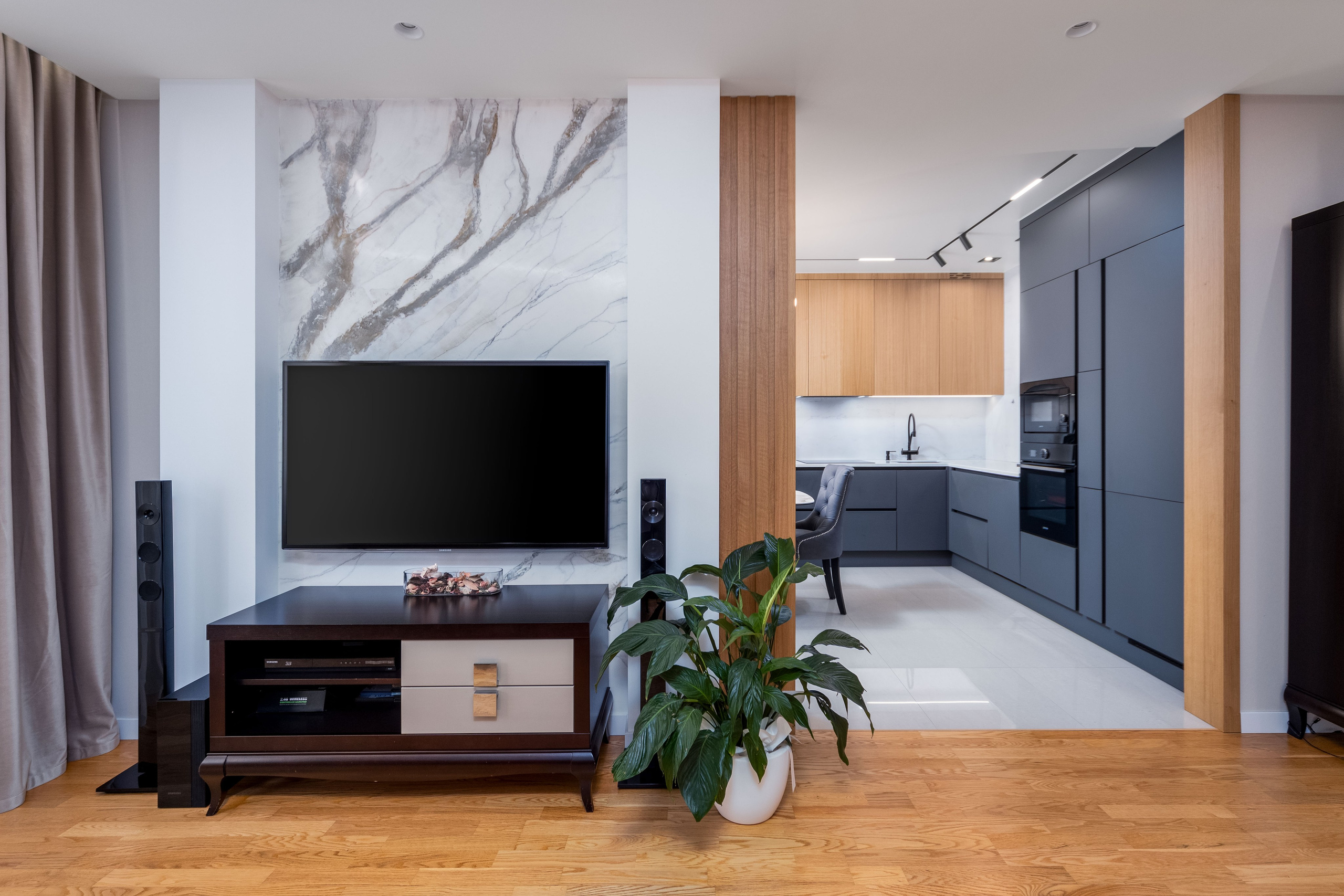 ТВ-зона и проход в кухню в трехкомнатной квартире в Минске