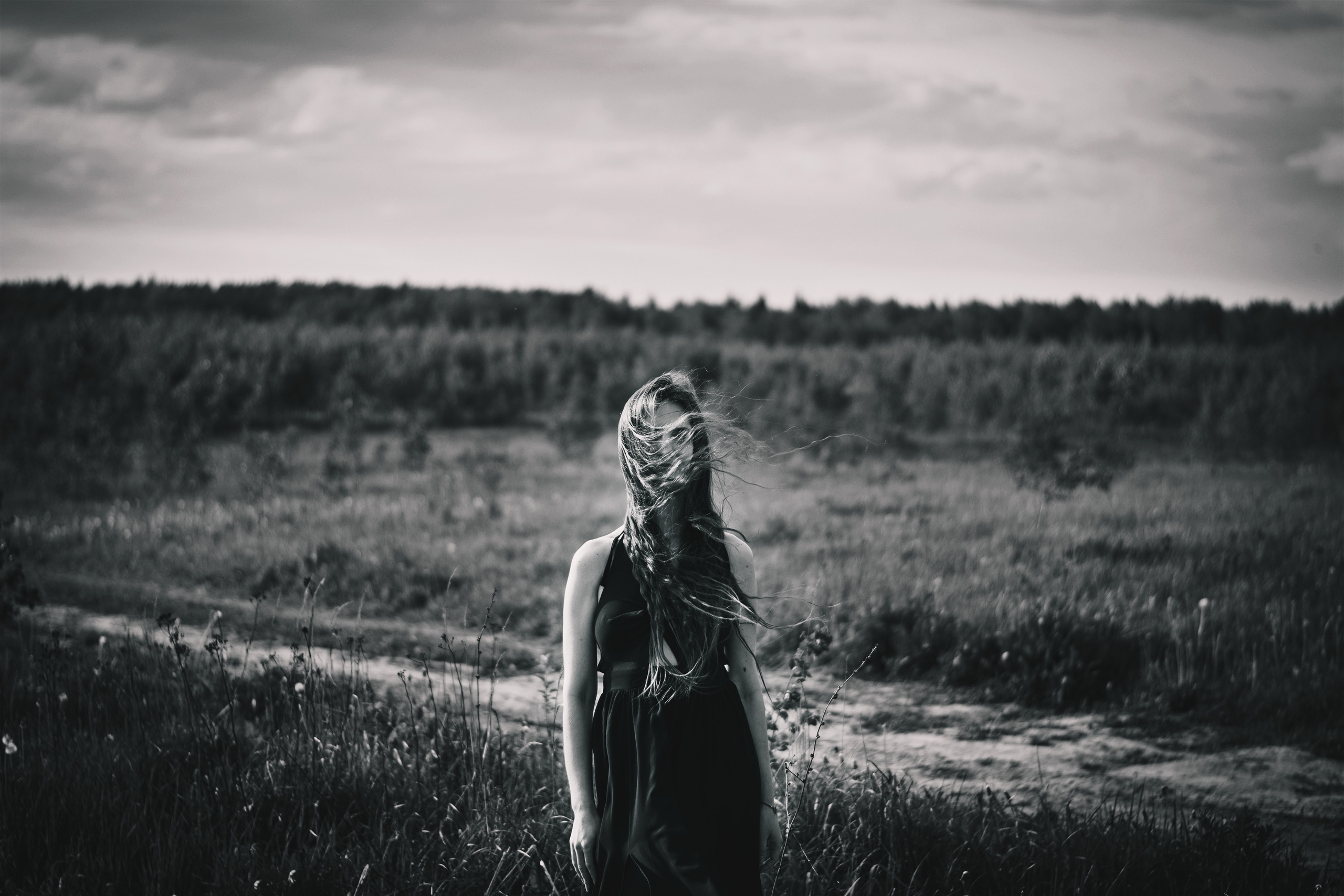 фотосессия девушки в платье в черно-белом цвете иваново