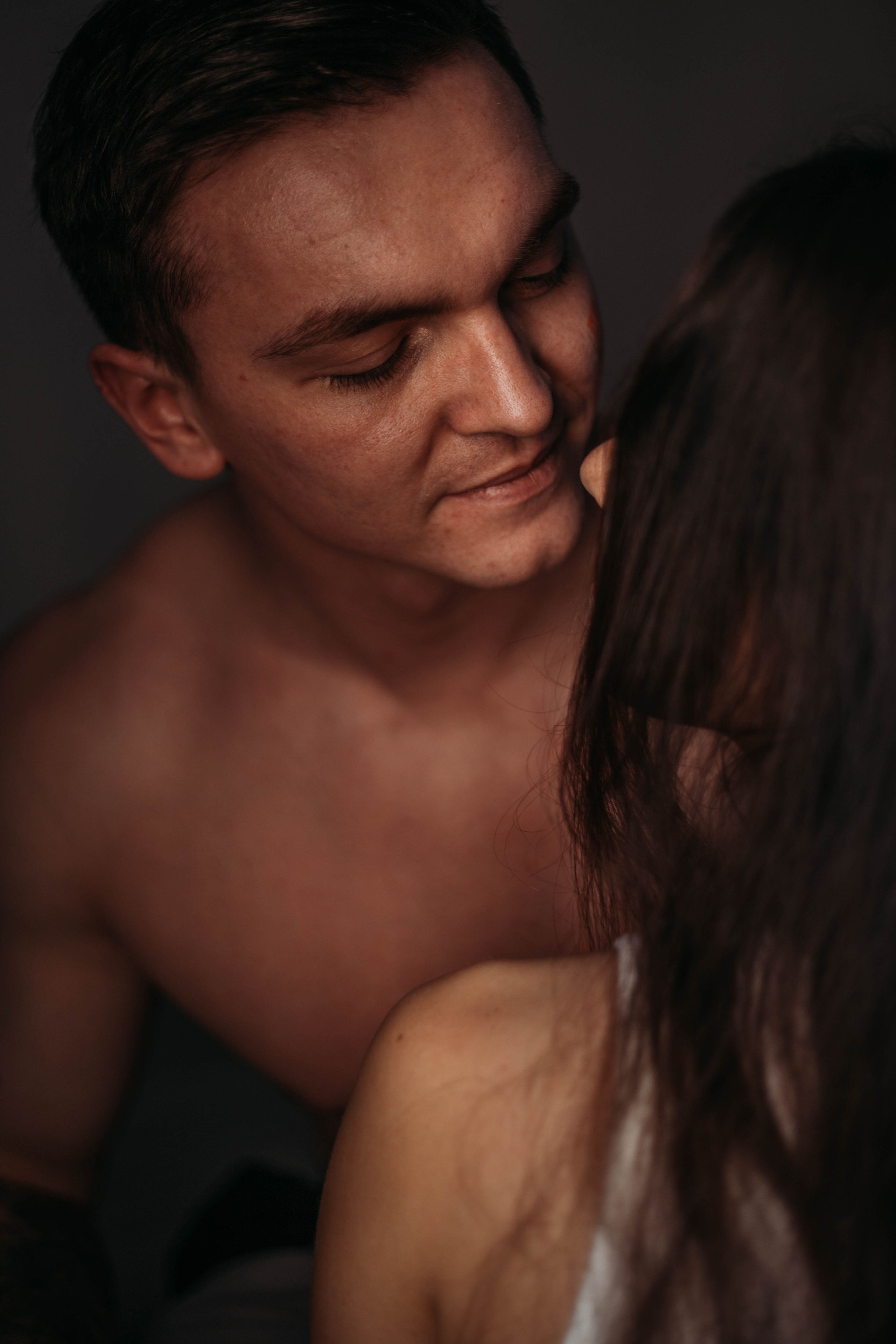 Чувственная домашняя фотосессия Владимира и Екатерины. Венера Гайн. Репортажный фотограф  Тюмень. Обучение фотографии с 0