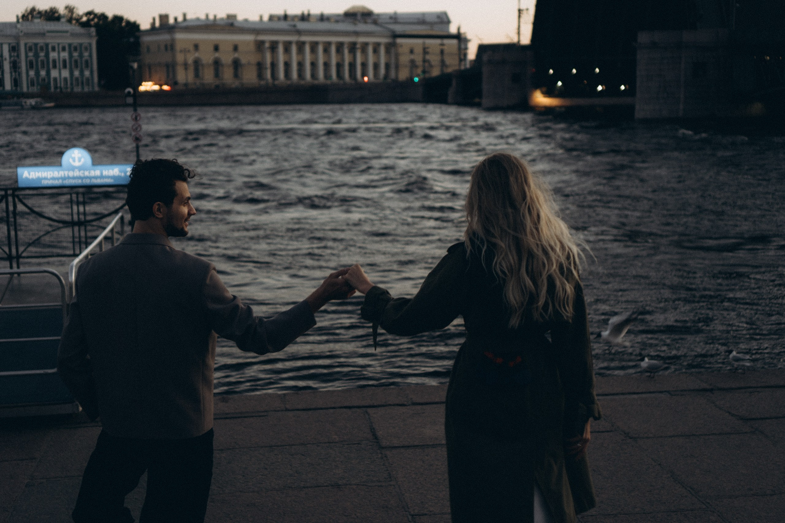 СВАДЕБНАЯ СЬЕМКА ПАРЫ НА РАССВЕТЕ В БЕЛЫЕ НОЧИ И ПРОГУЛКА С РАЗВОДНЫМИ МОСТАМИ И ПИКНИК ВОЗЛЕ ИСАКИЕВСКОГО СОБОРА. Профессиональный фотограф, Санкт-Петербург — Виктория Богомолова