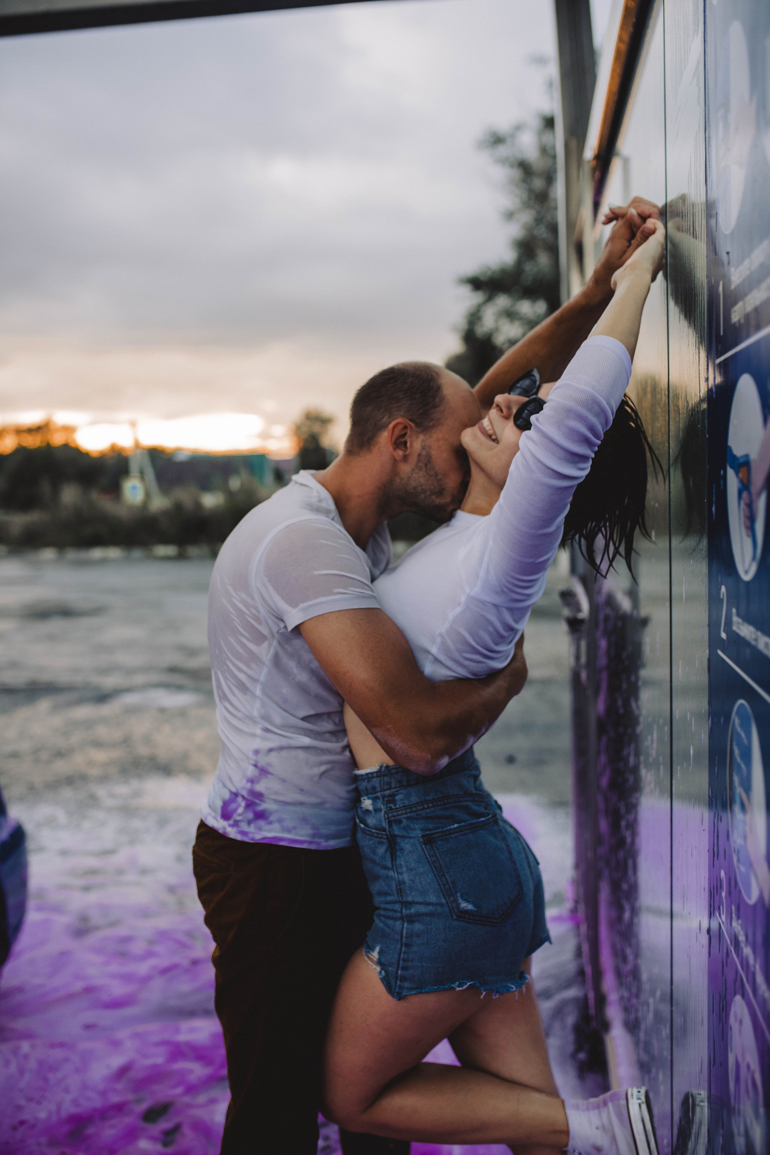 Любовь на одной из городских автомоек. Свадебный фотограф Новосибирск