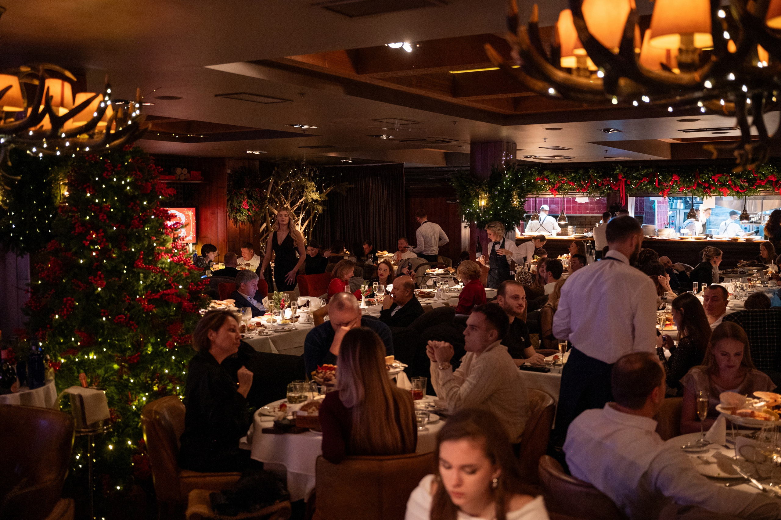 Новый год 2025 в ресторане Red Fox. Репортажный фотограф в Красной Поляне и Сочи Павлюченко Екатерина