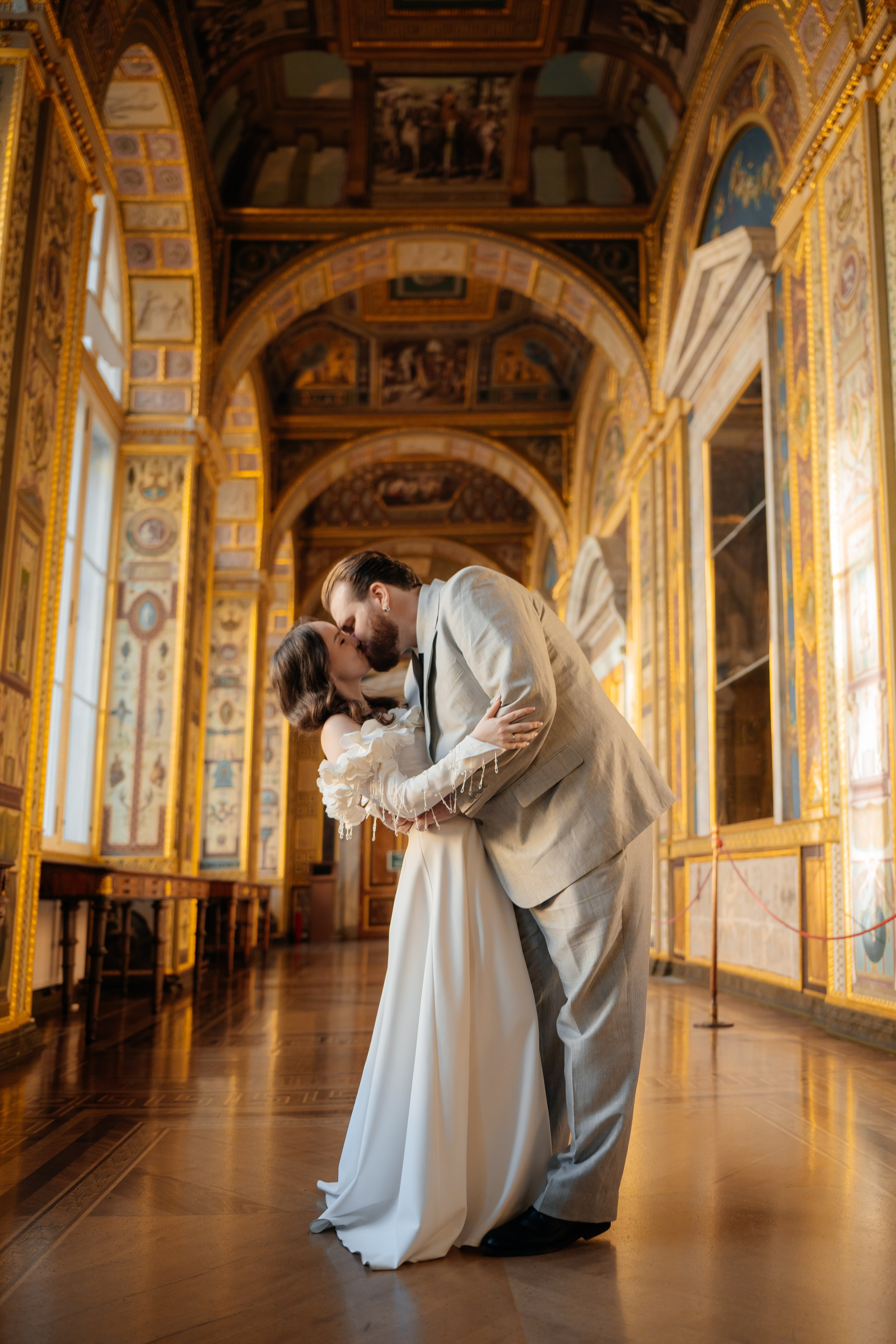 Свадебная фотосессия в Эрмитаже жених и невеста бегут красиво целуются на Лоджии Рафаэля