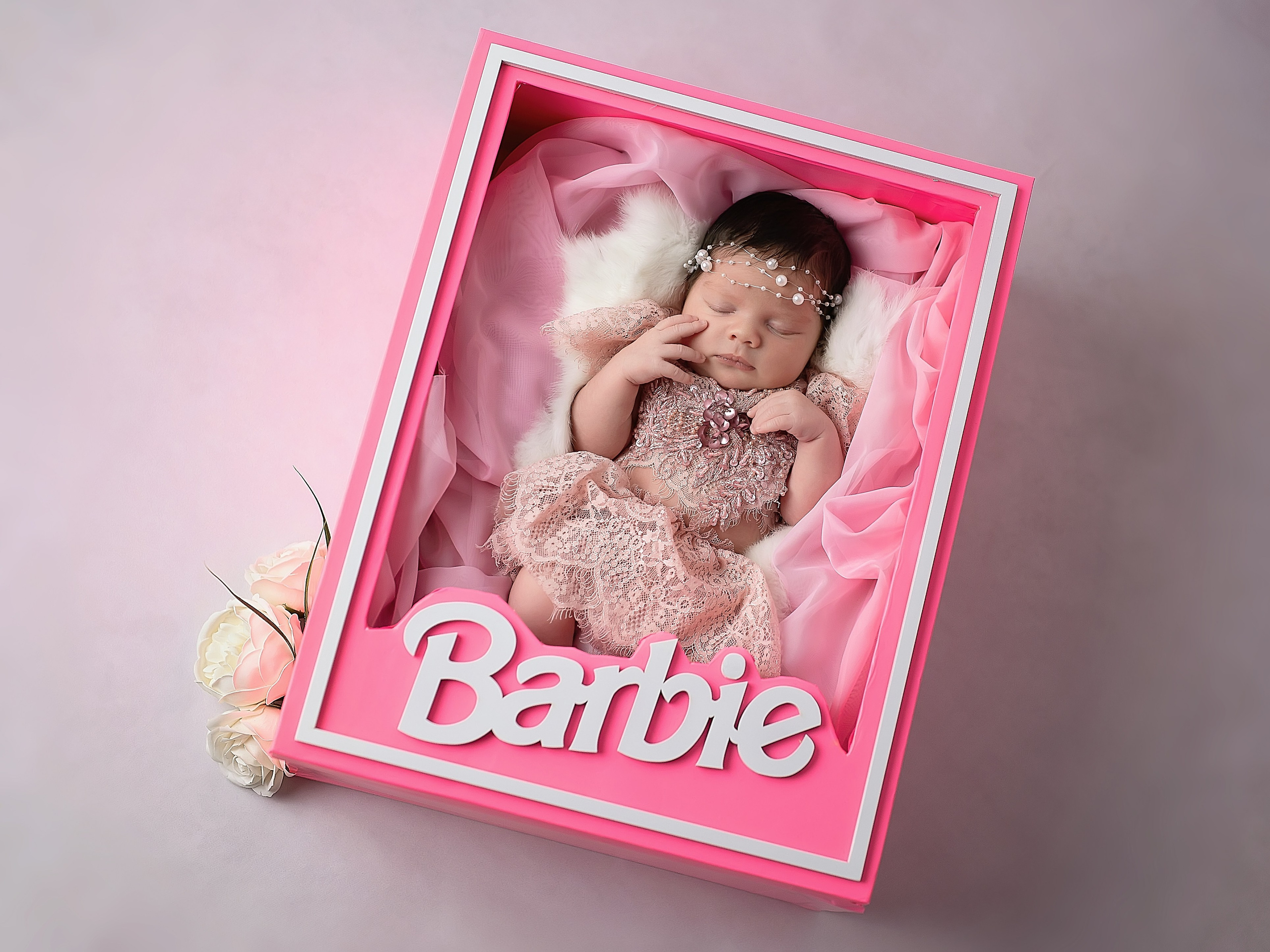 Розовая коробка барби внутри с ребенком