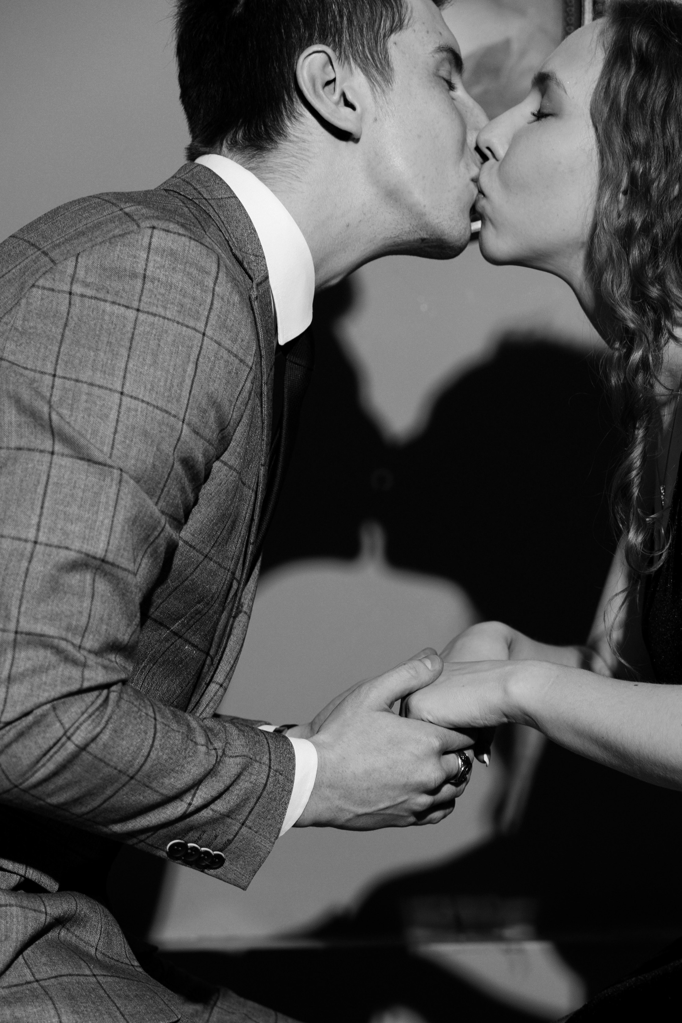 Настя и Антон в библиотеке с баром. Портретный и свадебный фотограф в Москве Даша Потоцкая