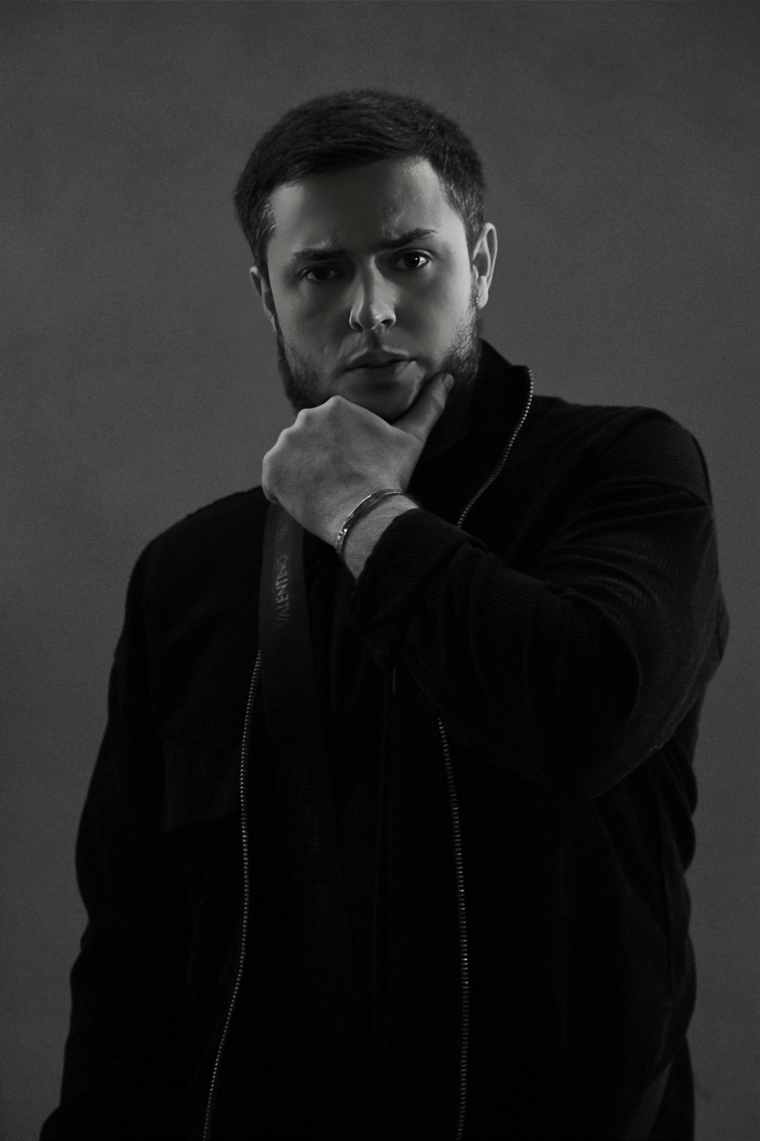 Мужской портрет. Контакты