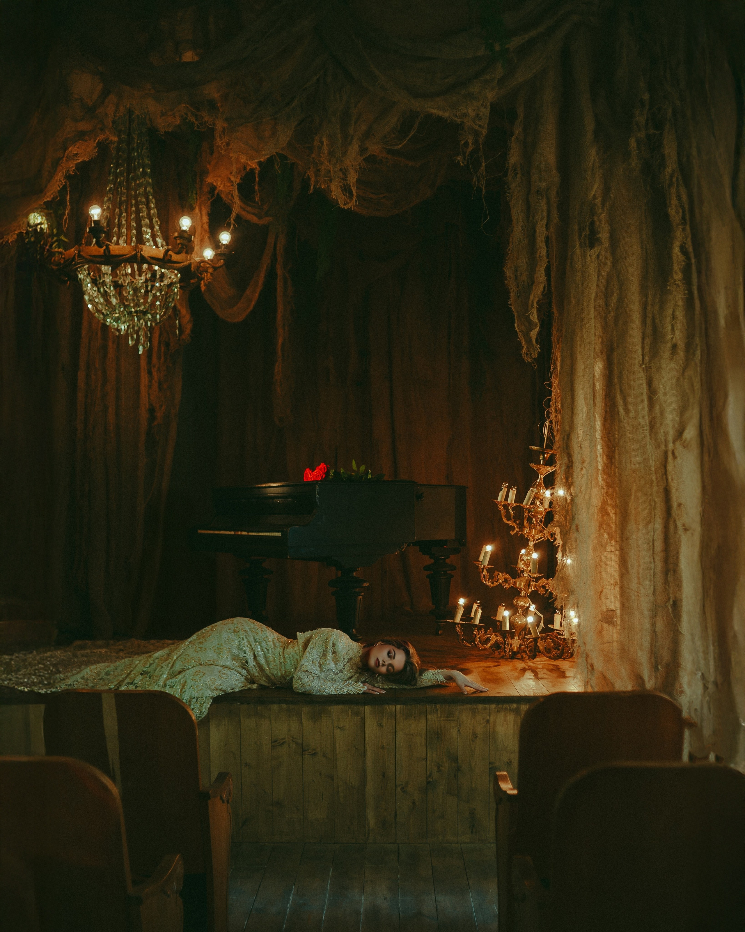 Москва. Заброшкнный театр. Алина. Фотограф Брянск