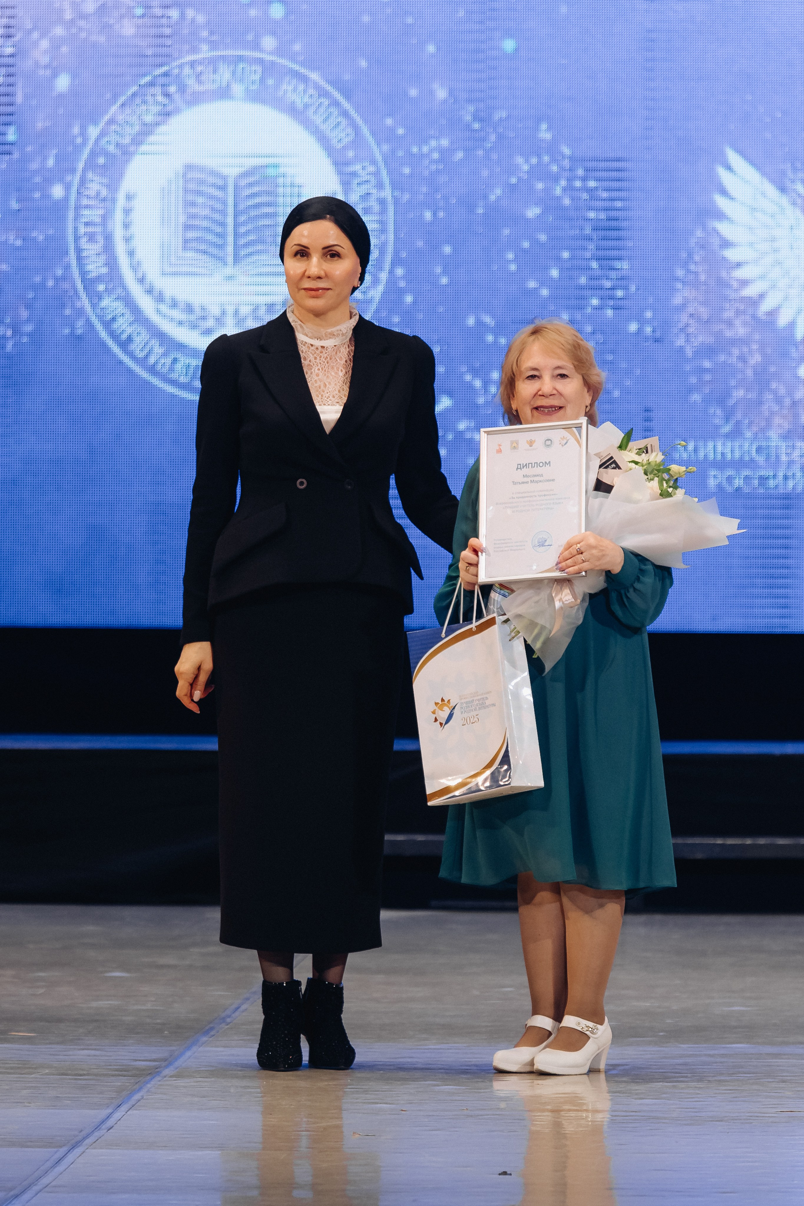 Лучший учитель родного языка и литературы 2025. Свадебный и семейный фотограф в Улан-Удэ