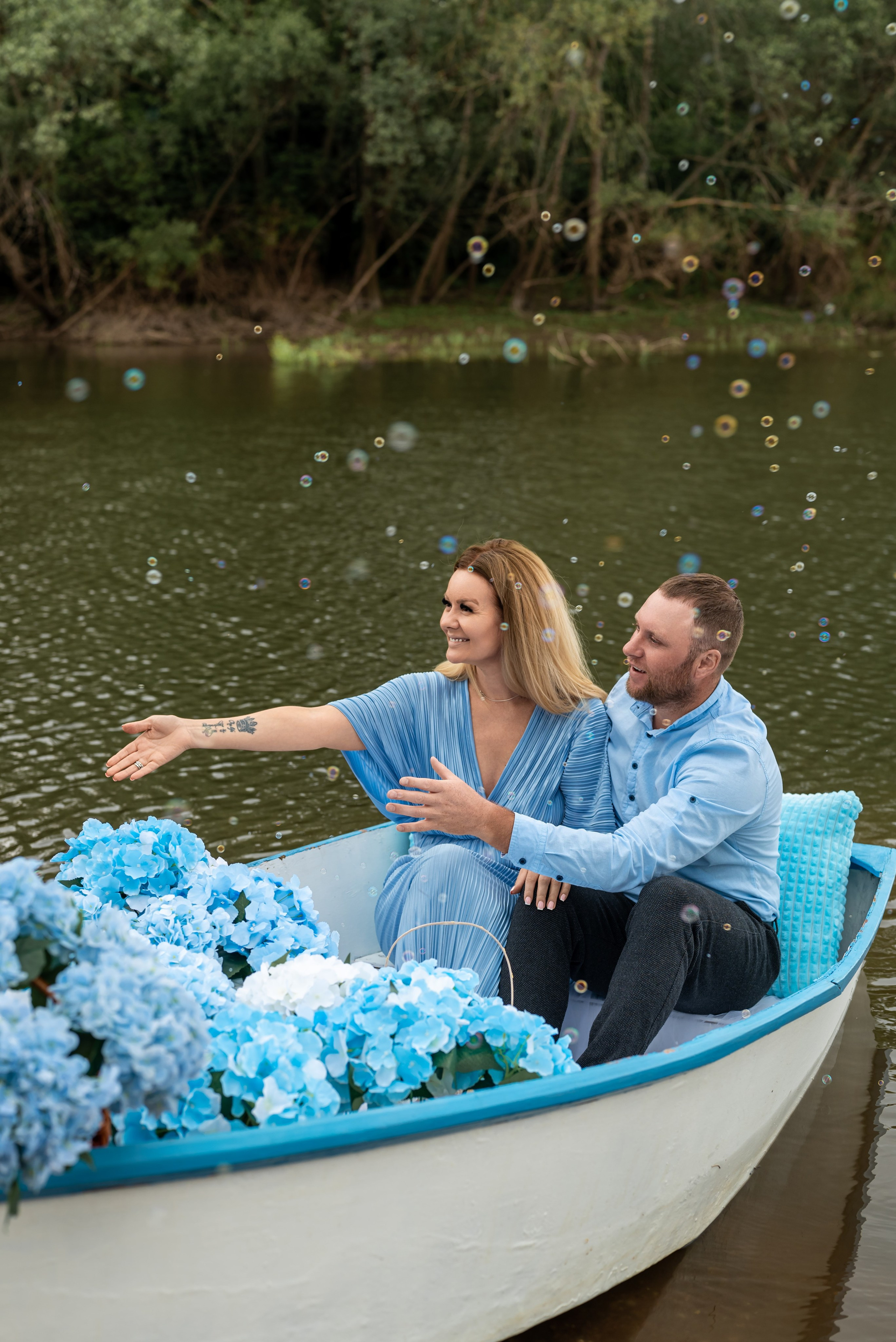 Фотопроект на лодке с голубыми гортензиями. Фотограф в городе Салават