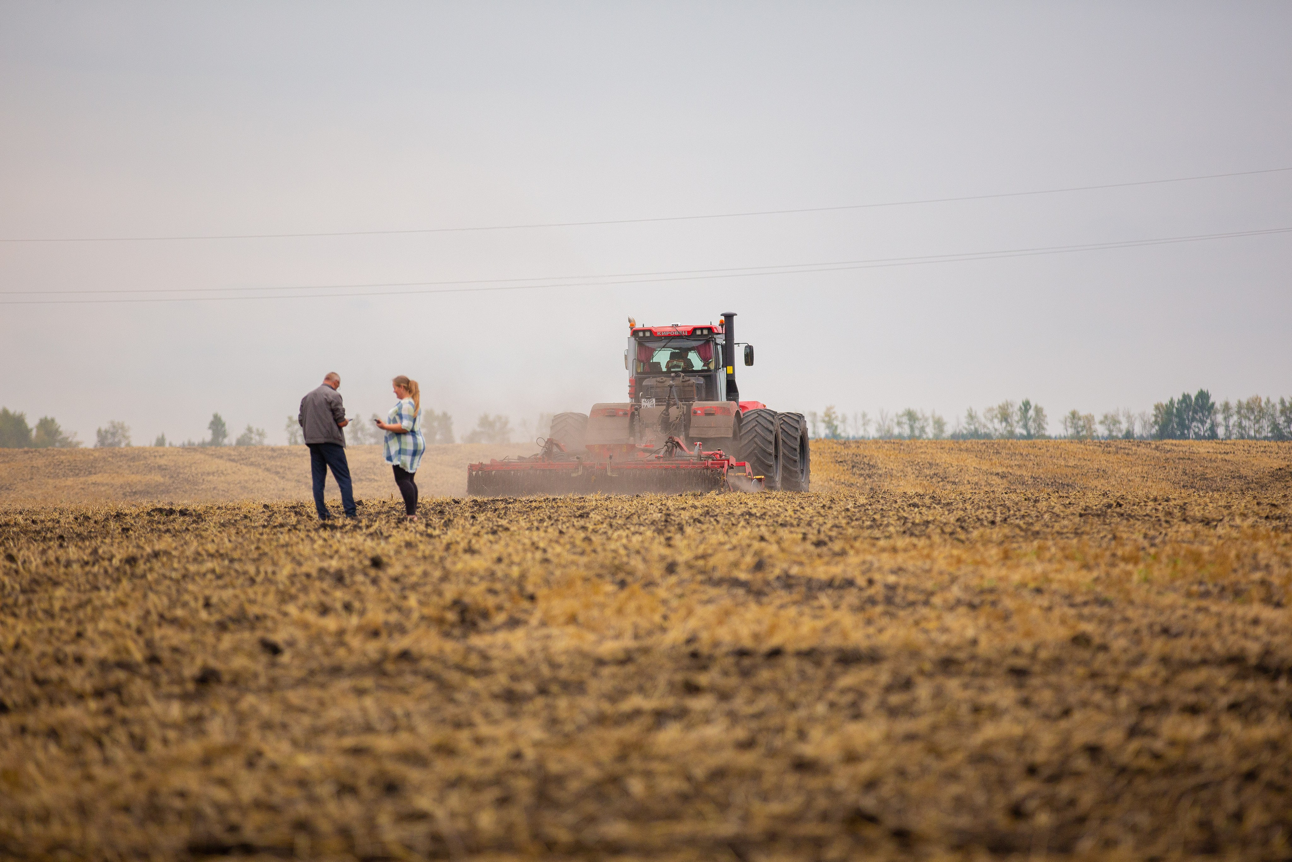 Агрономы на пашне