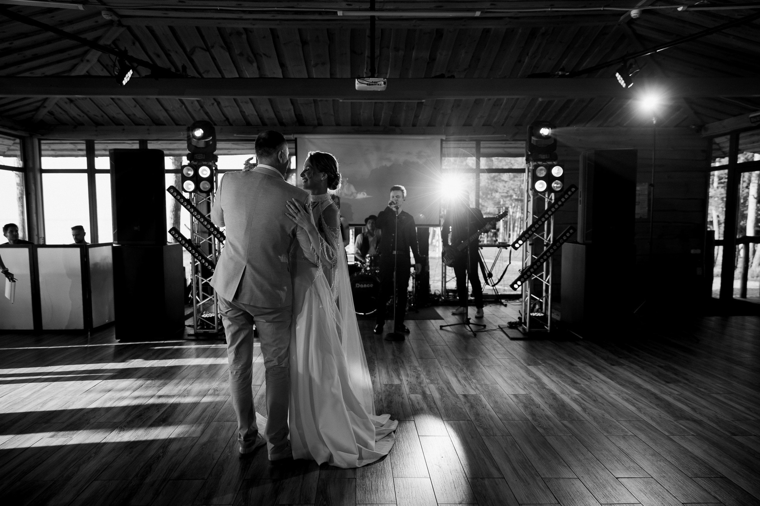 Здравствуйте! Я&nbsp;свадебный фотограф из&nbsp;Ульяновска, работаю в&nbsp;том числе по&nbsp;всей России и&nbsp;с&nbsp;выездом за&nbsp;границу. Снимаю свадьбы, lovestory, корпоративы, светский репортаж. Провожу обучение по&nbsp;фотографии, мастер-классы и&nbsp;воркшопы для других фотографов.