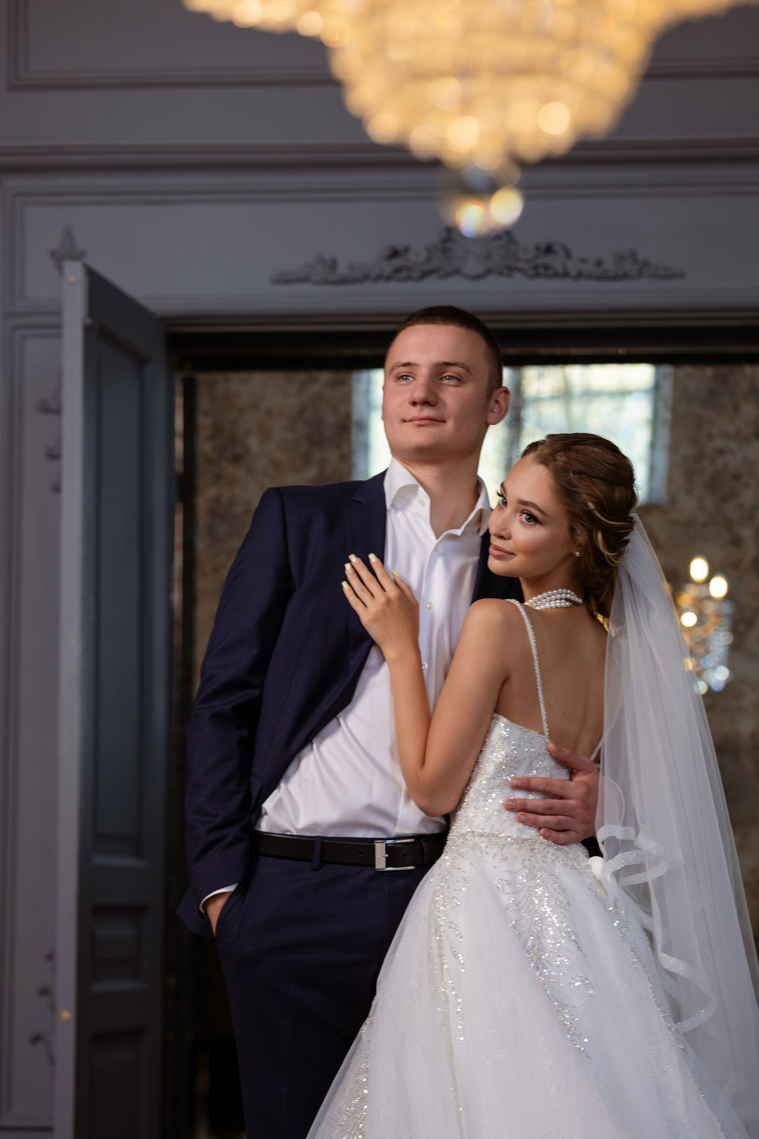 Жених не выпускает из объятий возлюбленную.