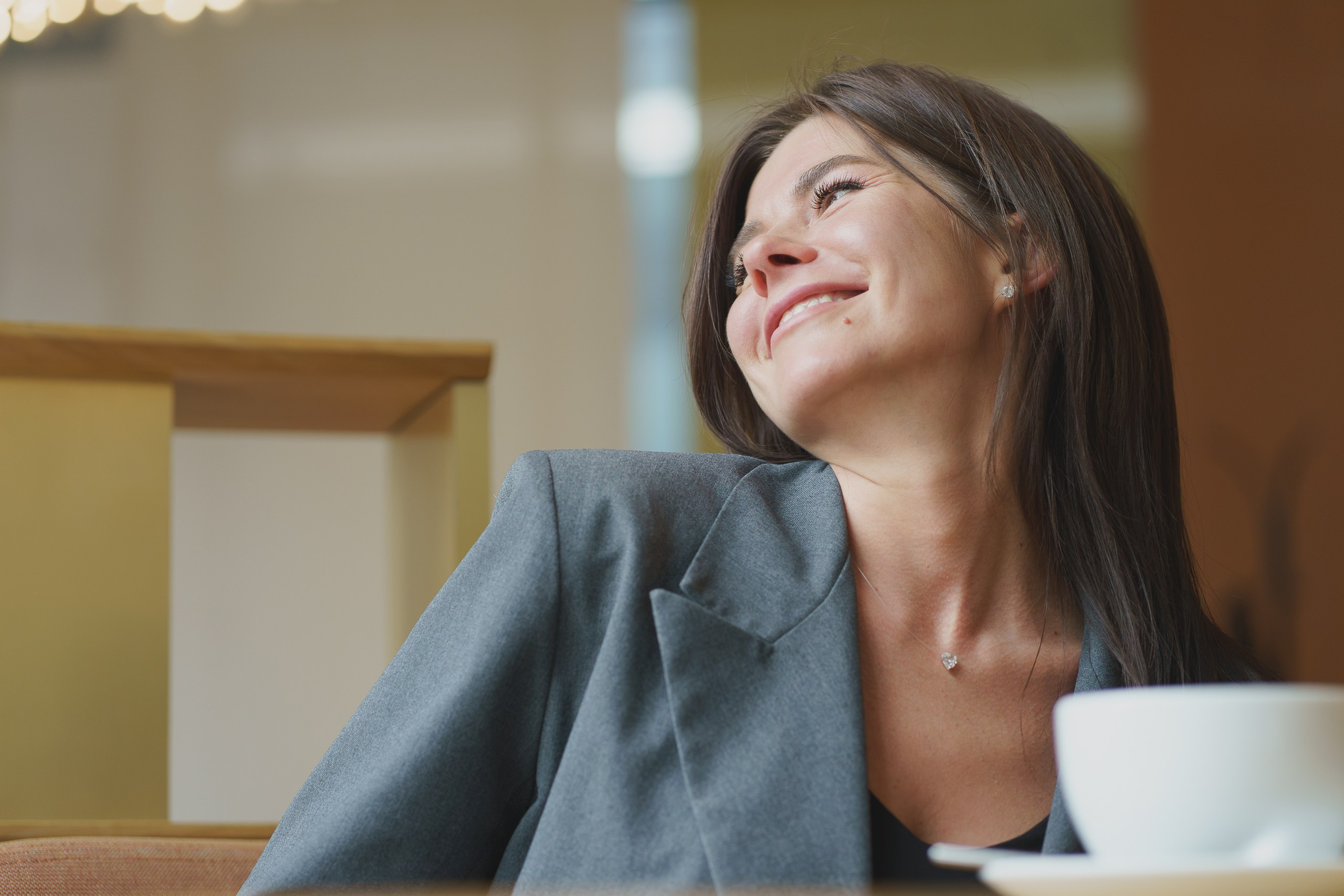 Портреты в кафе — стильные бизнес-портреты для блогера | Профессиональный портретный фотограф Екатеринбург