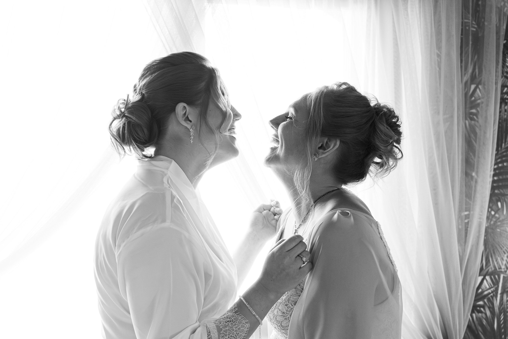 Невеста с мамой. Сборы невесты. Свадебный фотограф в Екатеринбурге Евгений Карась