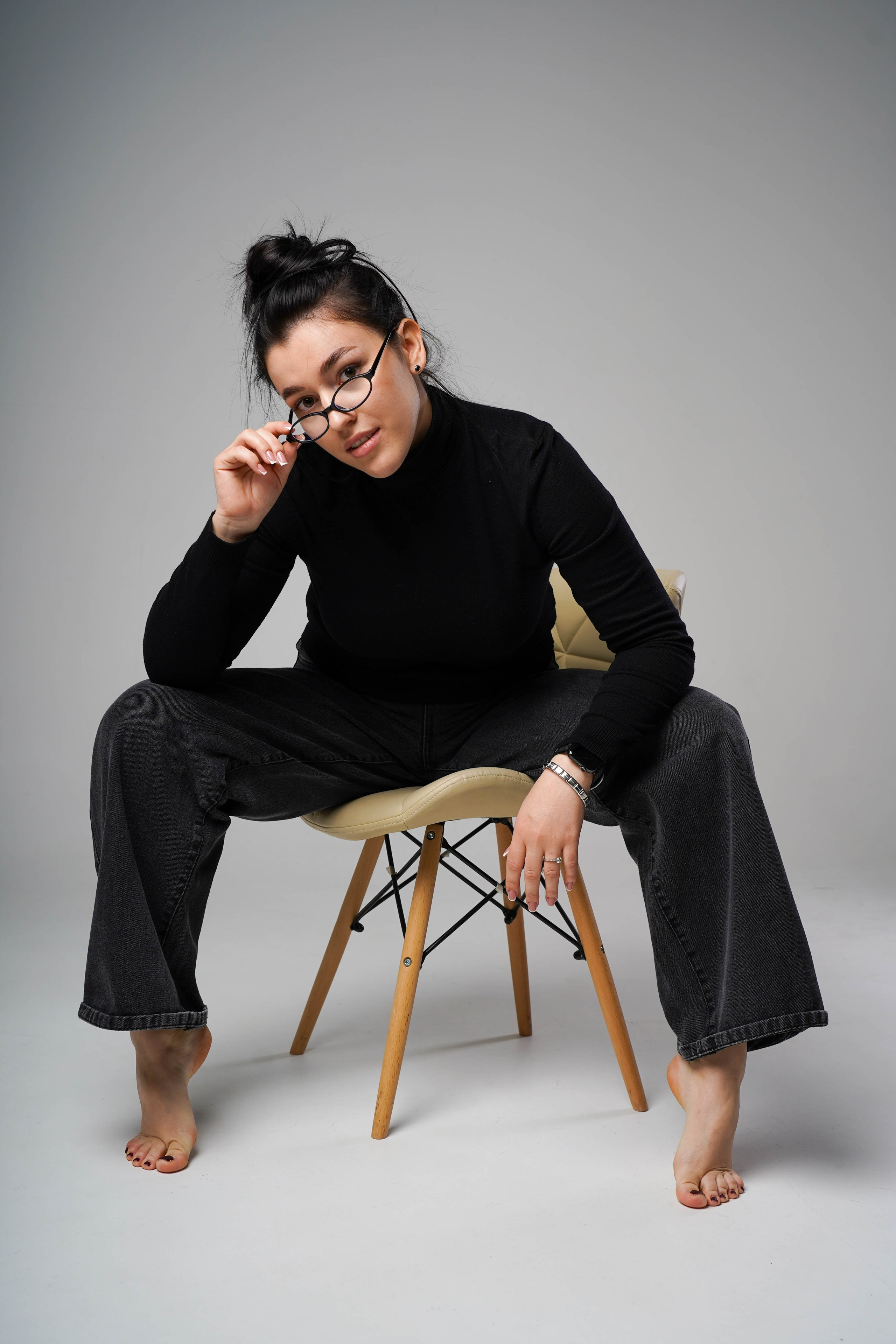 Девушка в очках на стуле. Фотограф Анна Калинцева