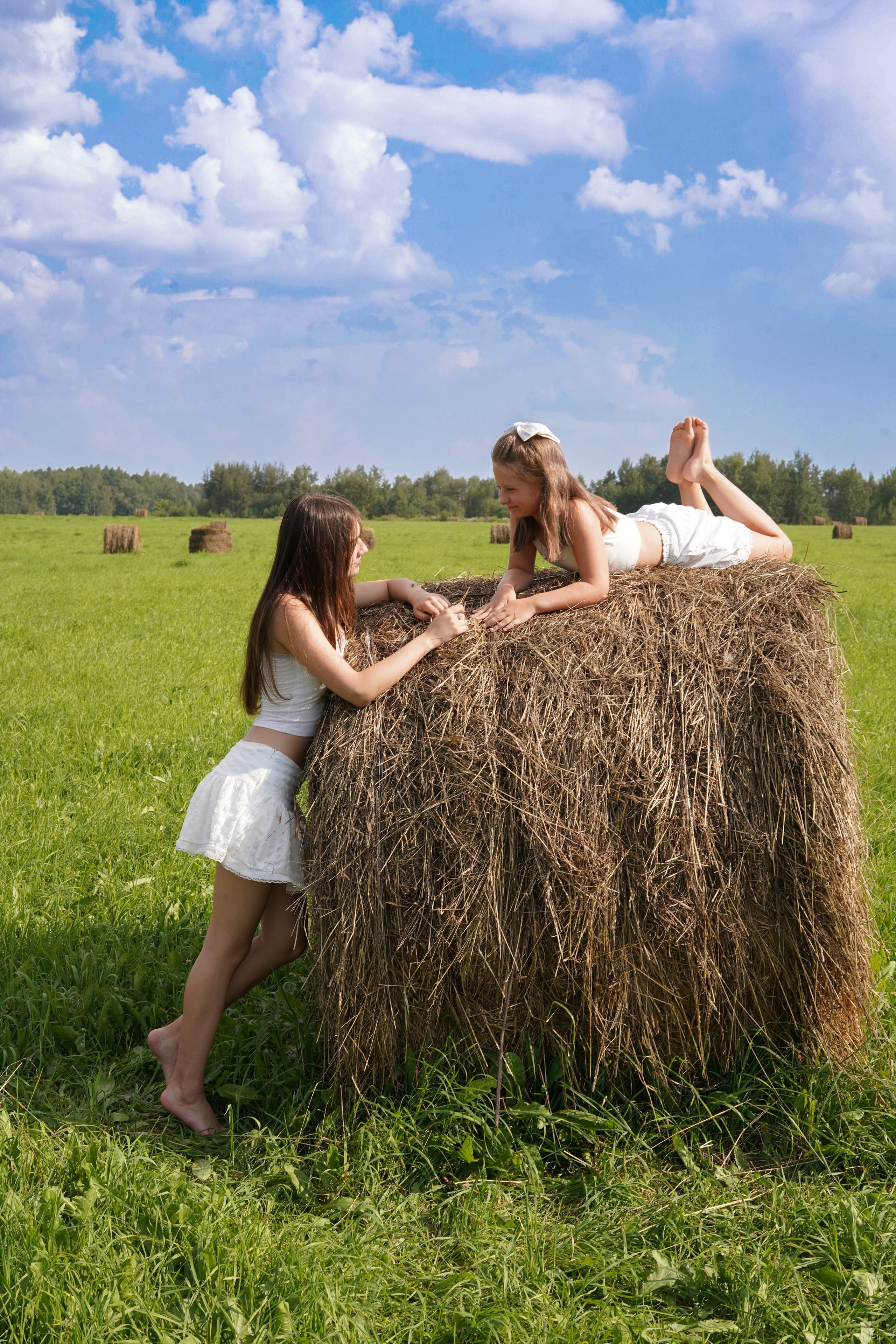 Фотосессия в поле-стоги сена. Главная