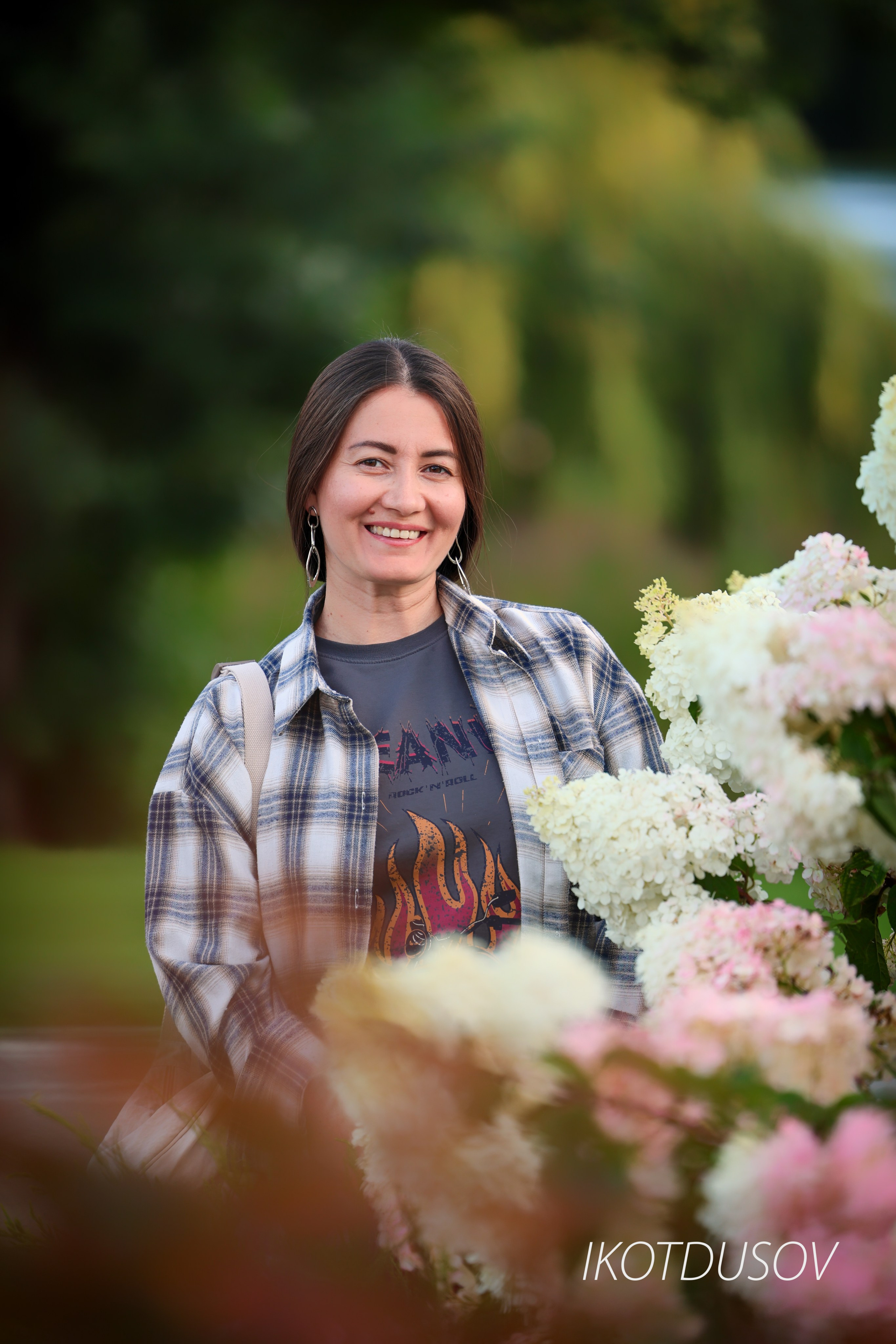 Фотограф Илнар Котдусов - портрет девушки в кустах гортензии.