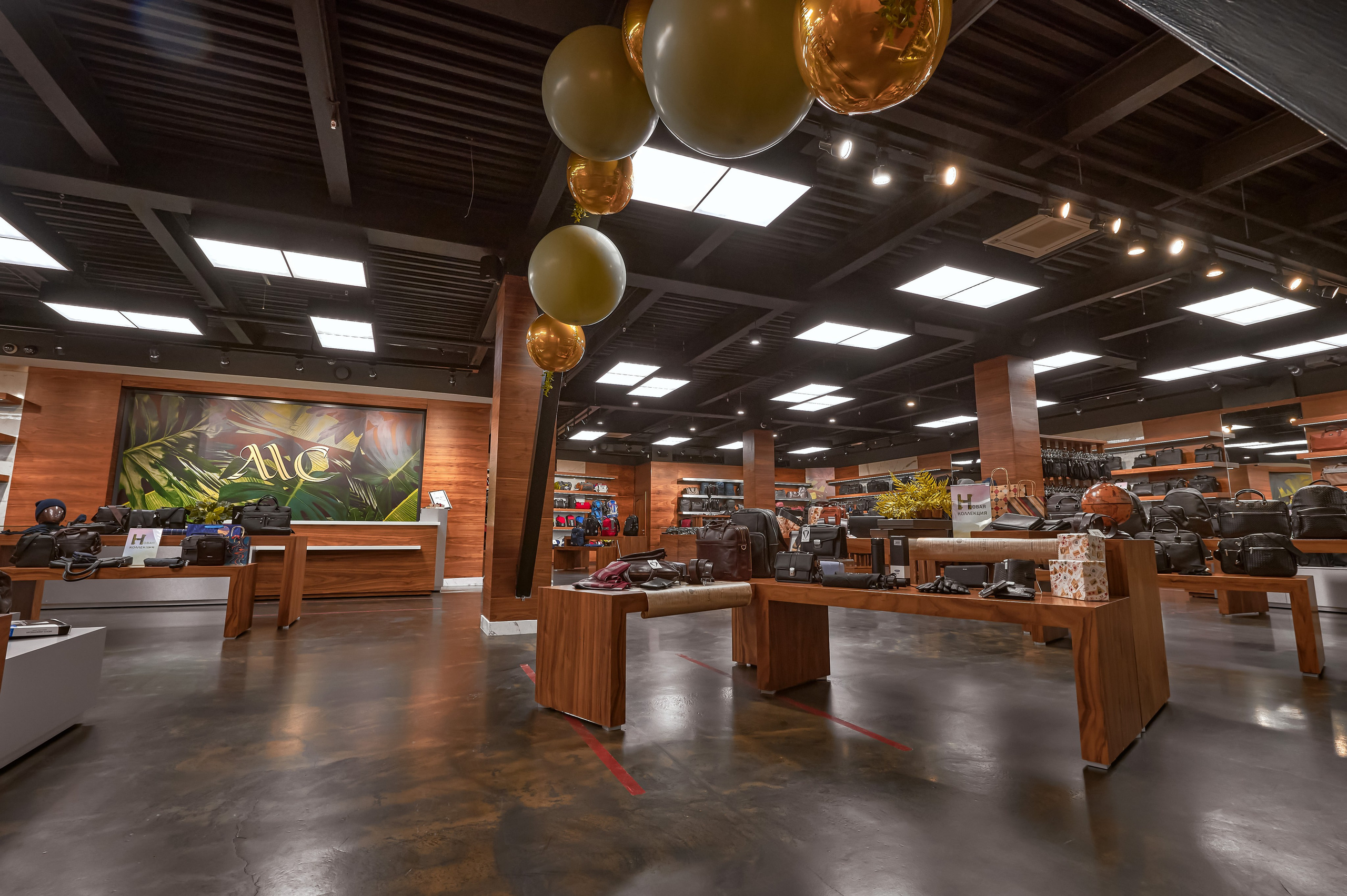 Портфолио по интерьерной и экстерьерной фотосъёмки: Мир сумок — Левый берег. Фотограф Яковлев Роман — Красноярск