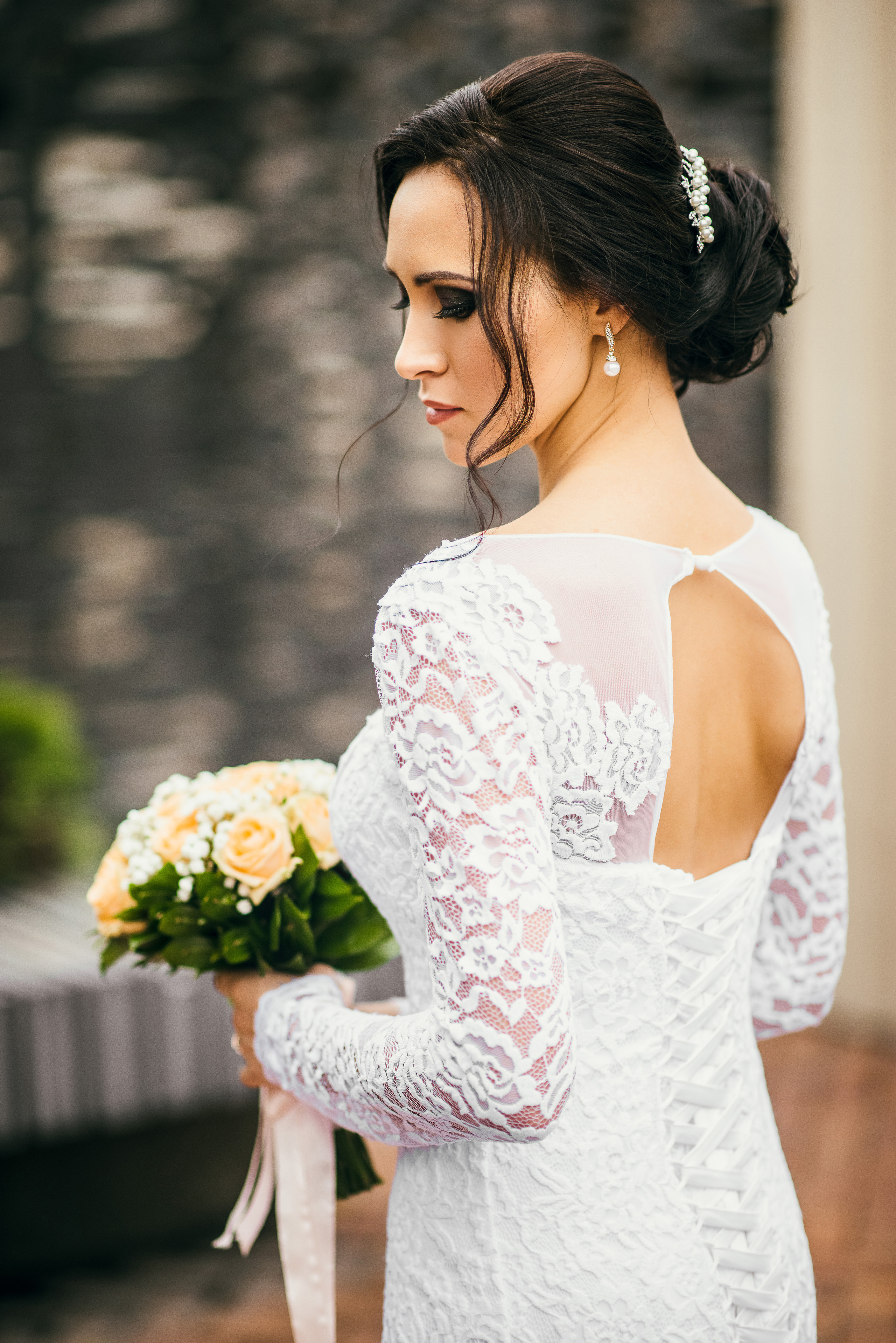 Свадебная прическа низкий пучок для брюнетки