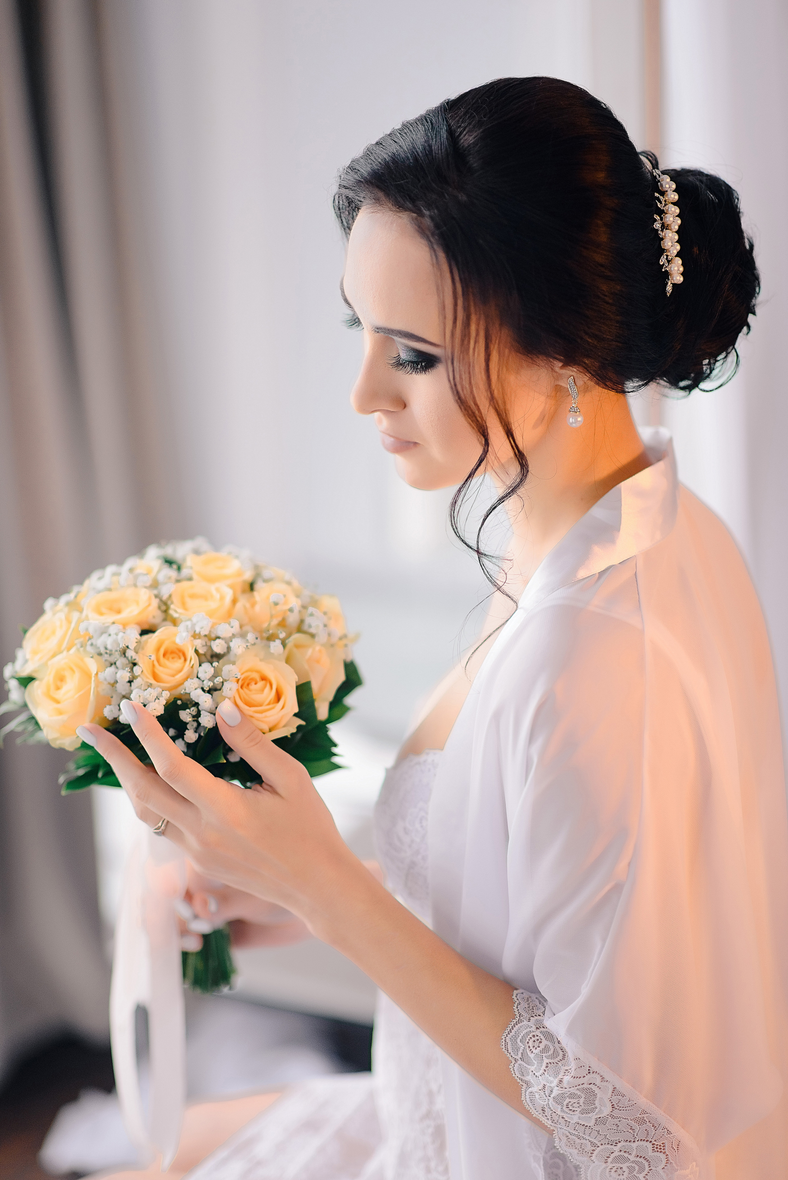 Низкий пучок на средние волосы.