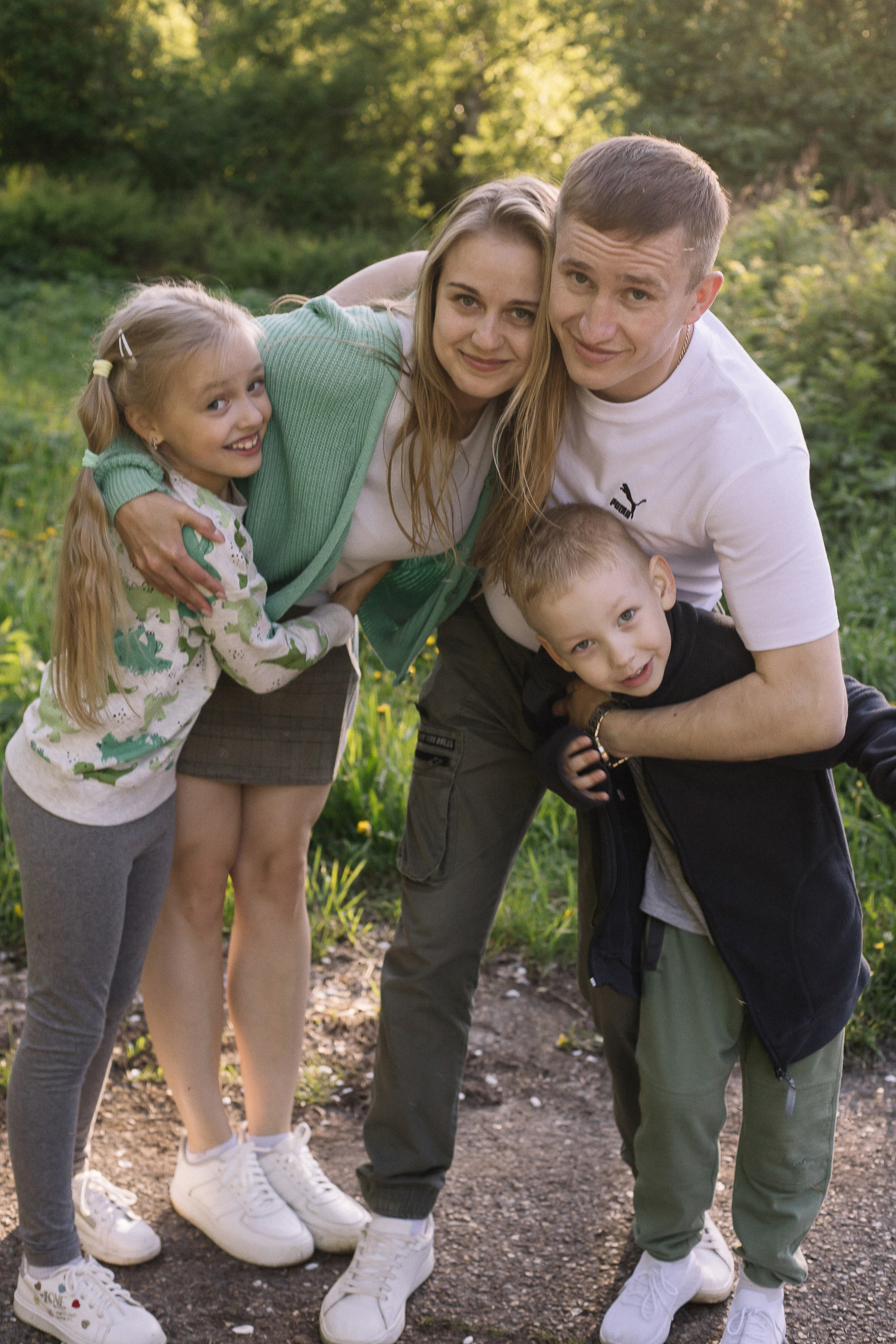 Семейная фотосессия с велосипедом в цветущих яблонях. Семейный фотограф в Томске Максимова Екатерина