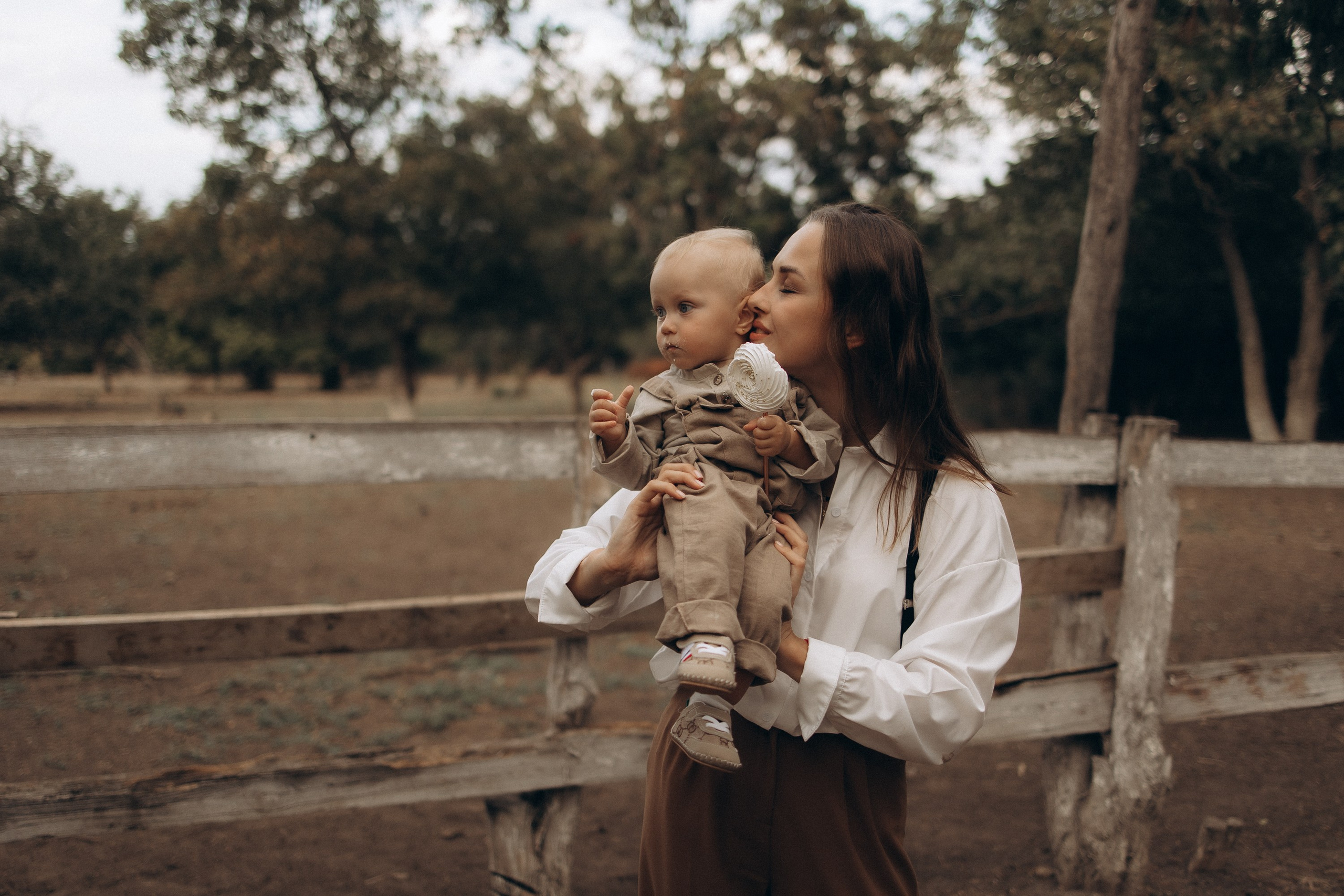 Мама с дочкой. Конюшня. Семейный фотограф в Краснодаре Храмова Анна