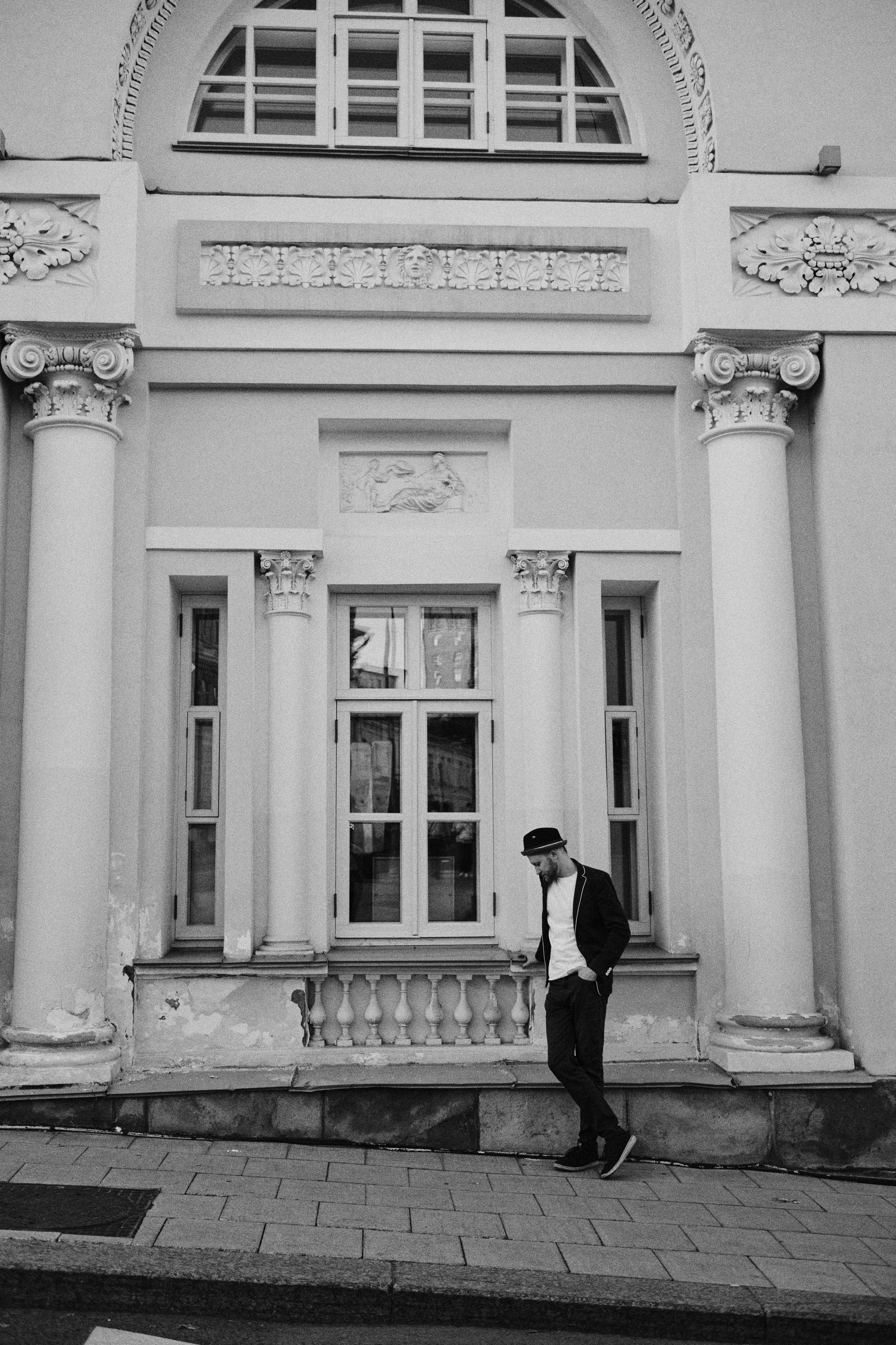 Мужчина стоит у фасада старого московского дома
