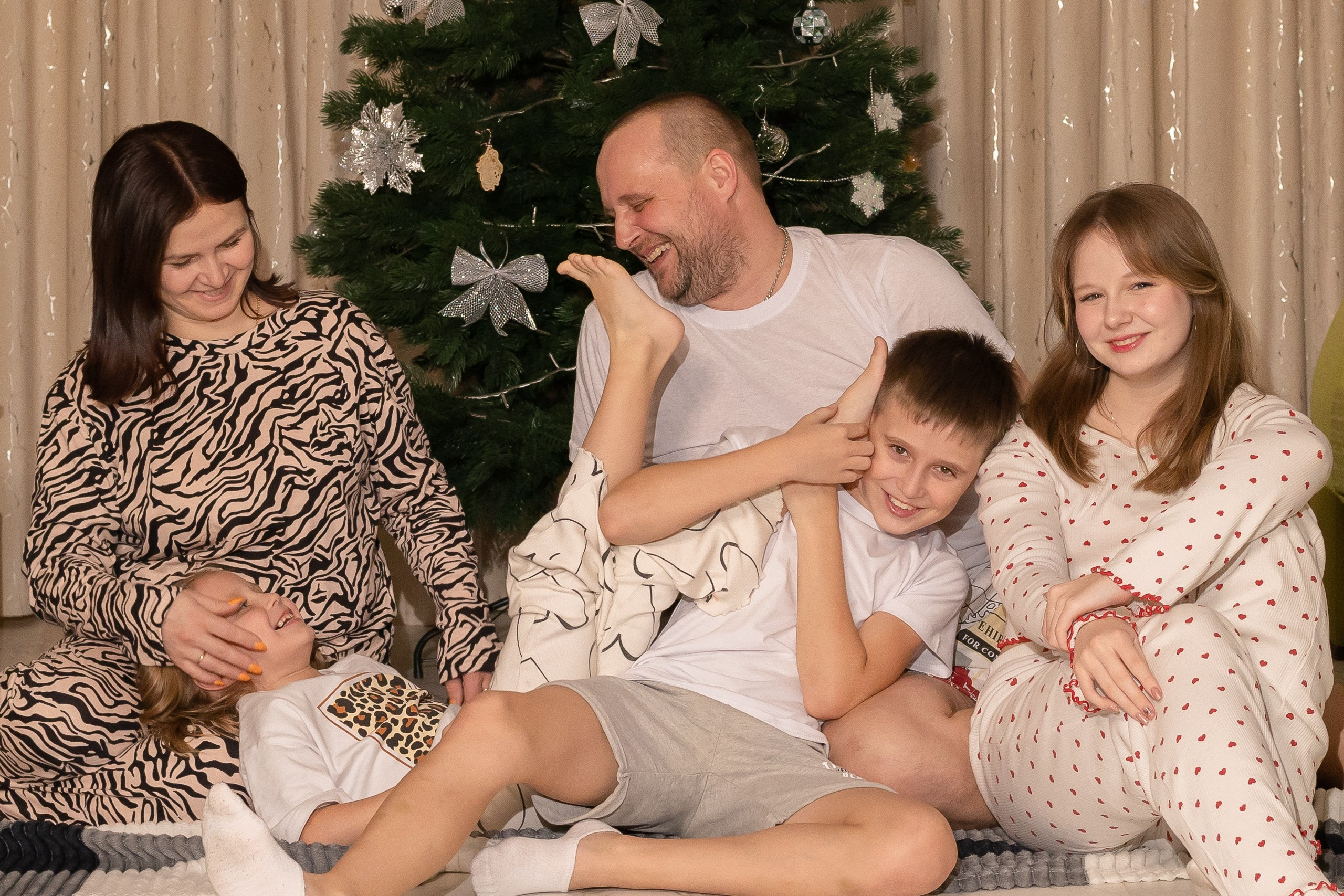Семейная новогодняя фотосессия дома