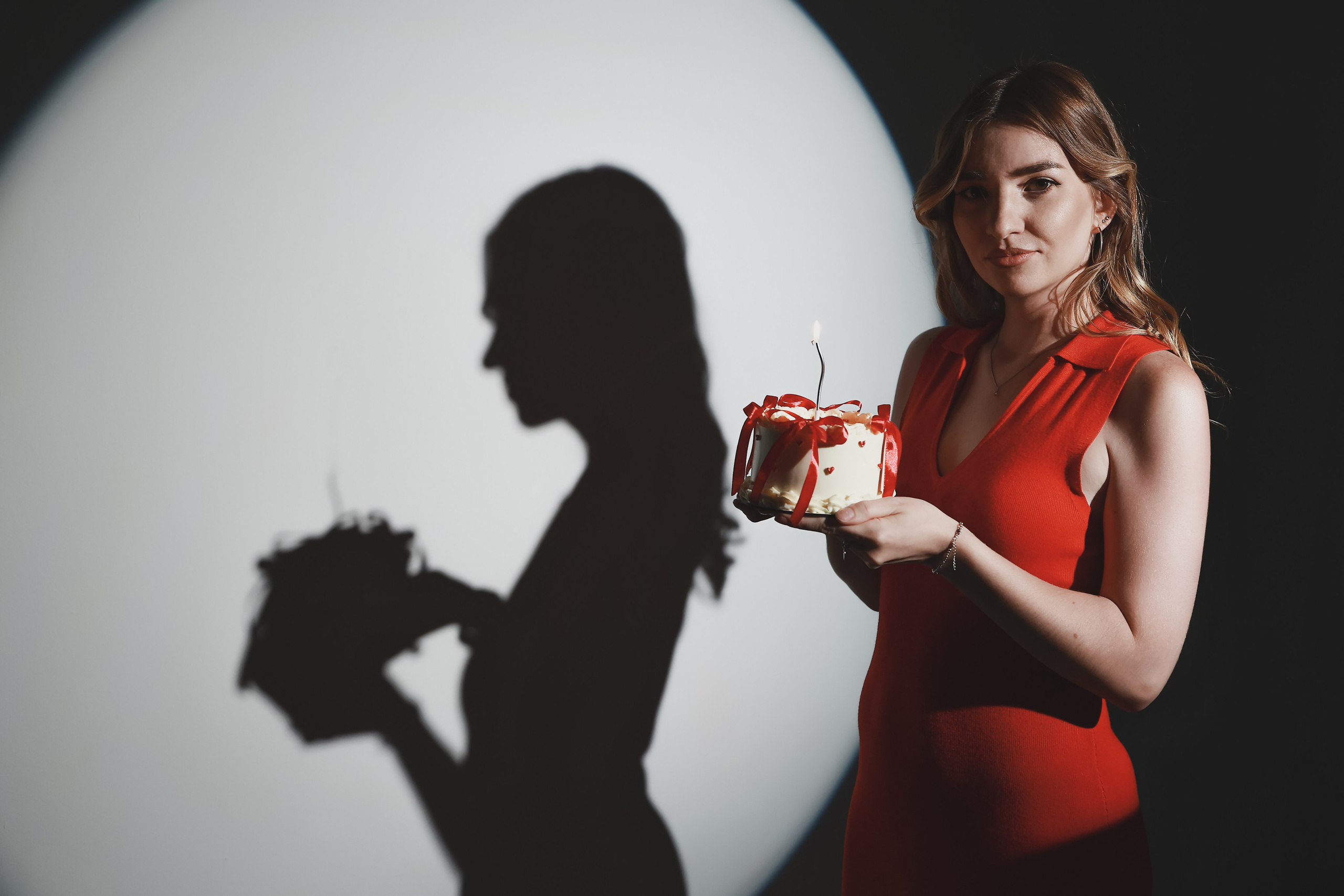 Студийная фотосессия на белой циклораме