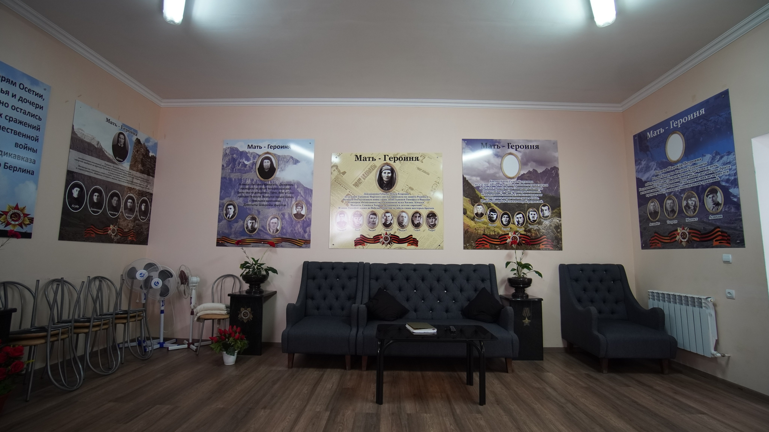 Ничего не было видно и приходилось прислушиваться. Художественная группа «Нежные Бабы»