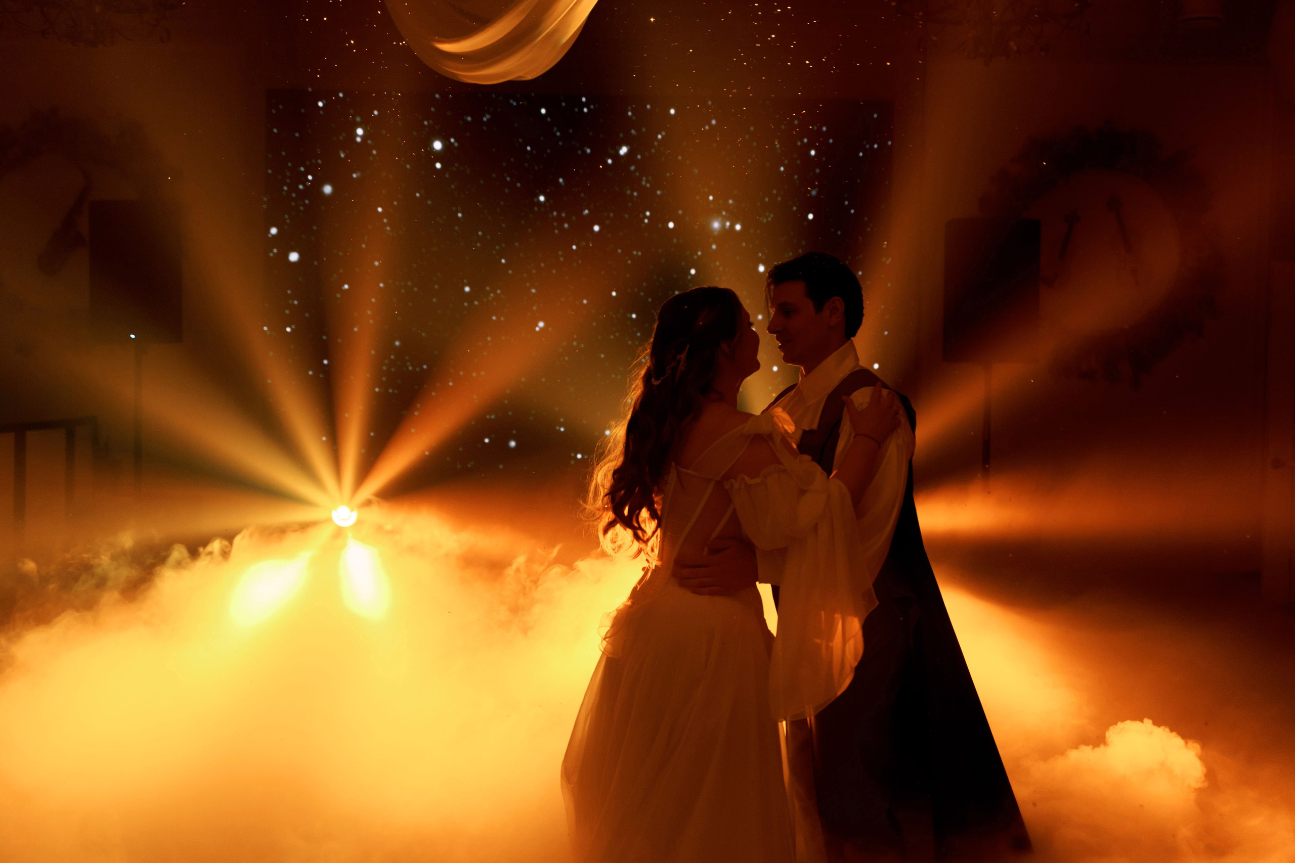 фотосессия свадебного банкета танец невесты и жениха тяжелый дым красивый свет