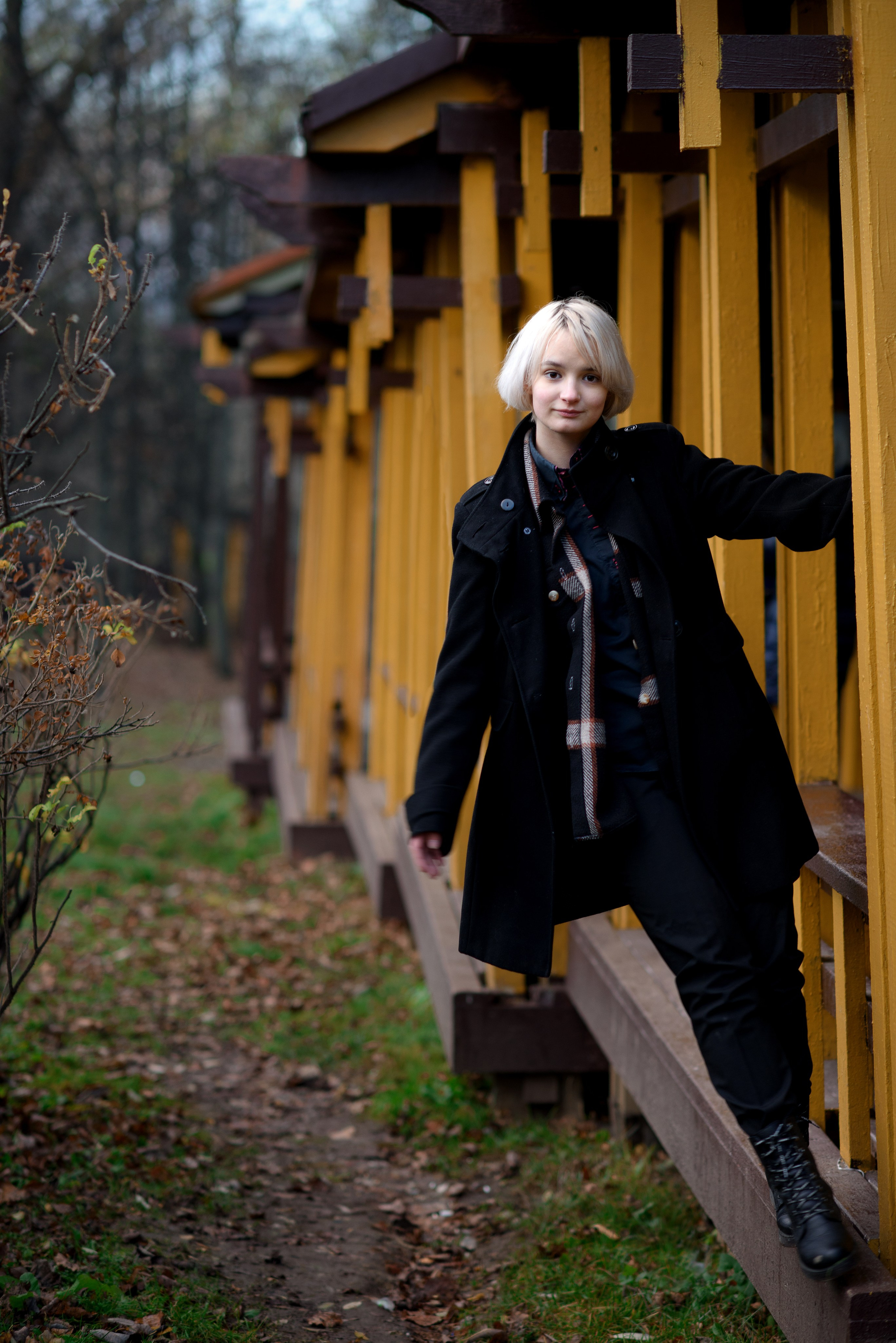 Фотосессия девочки подростка в осеннем саду. Главная