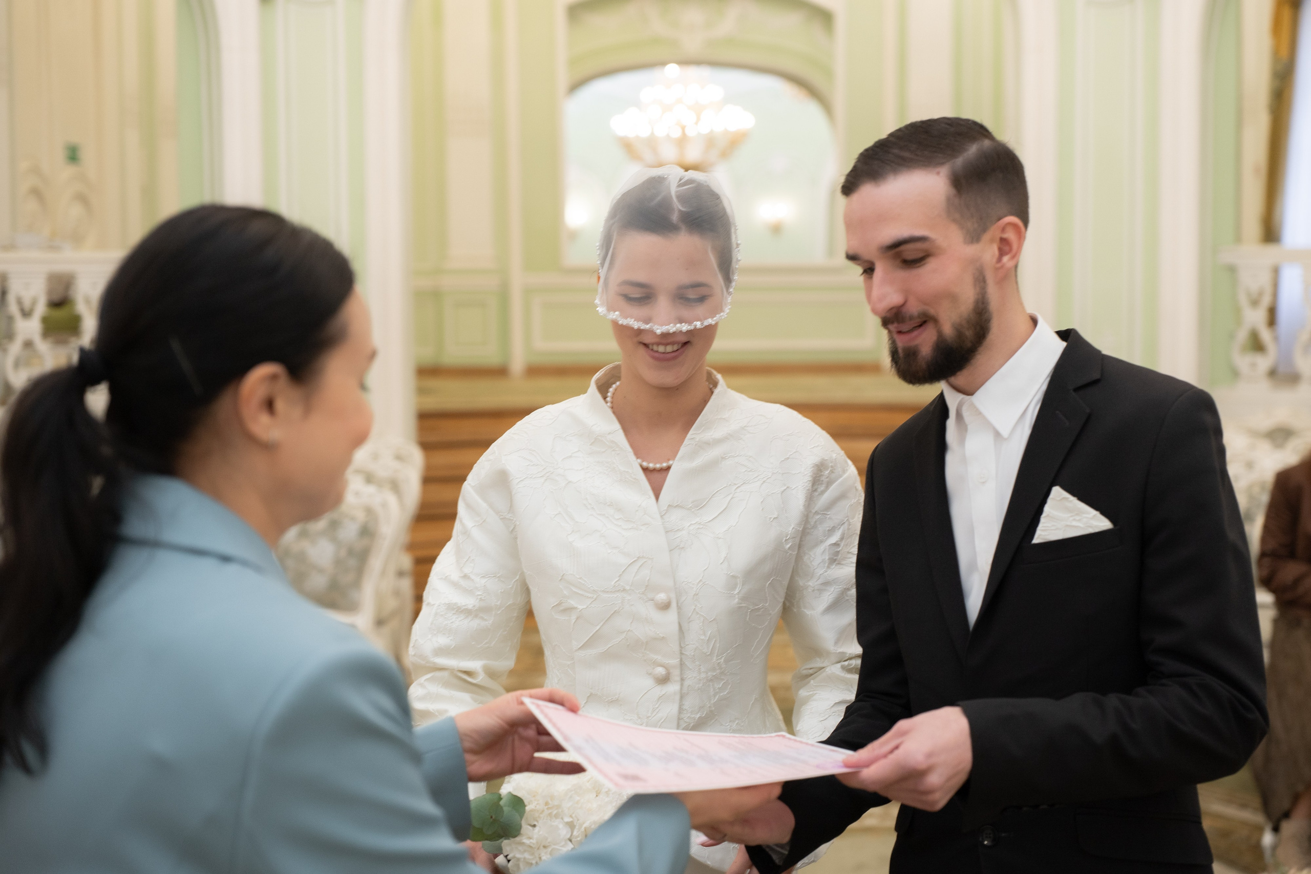 Свадебная фотосессия в Апреле в Петербурге. Свадебный фотограф Александр Невский в Санкт-Петербурге