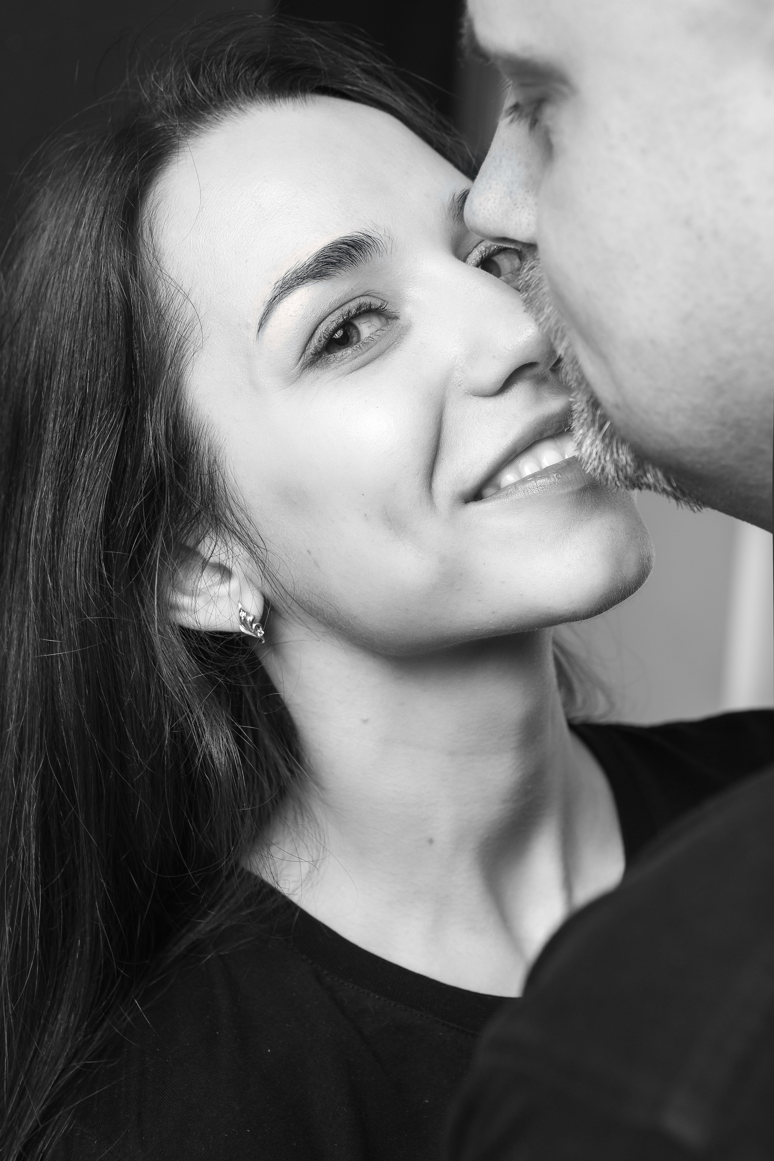 Фотосессия в студии для пары, черно-белая фотография, белый фон, чб, профессиональная фотосессия, студиная фотосессия, фотограф в москве, лавстори, семеная фотосессия, минимализм.