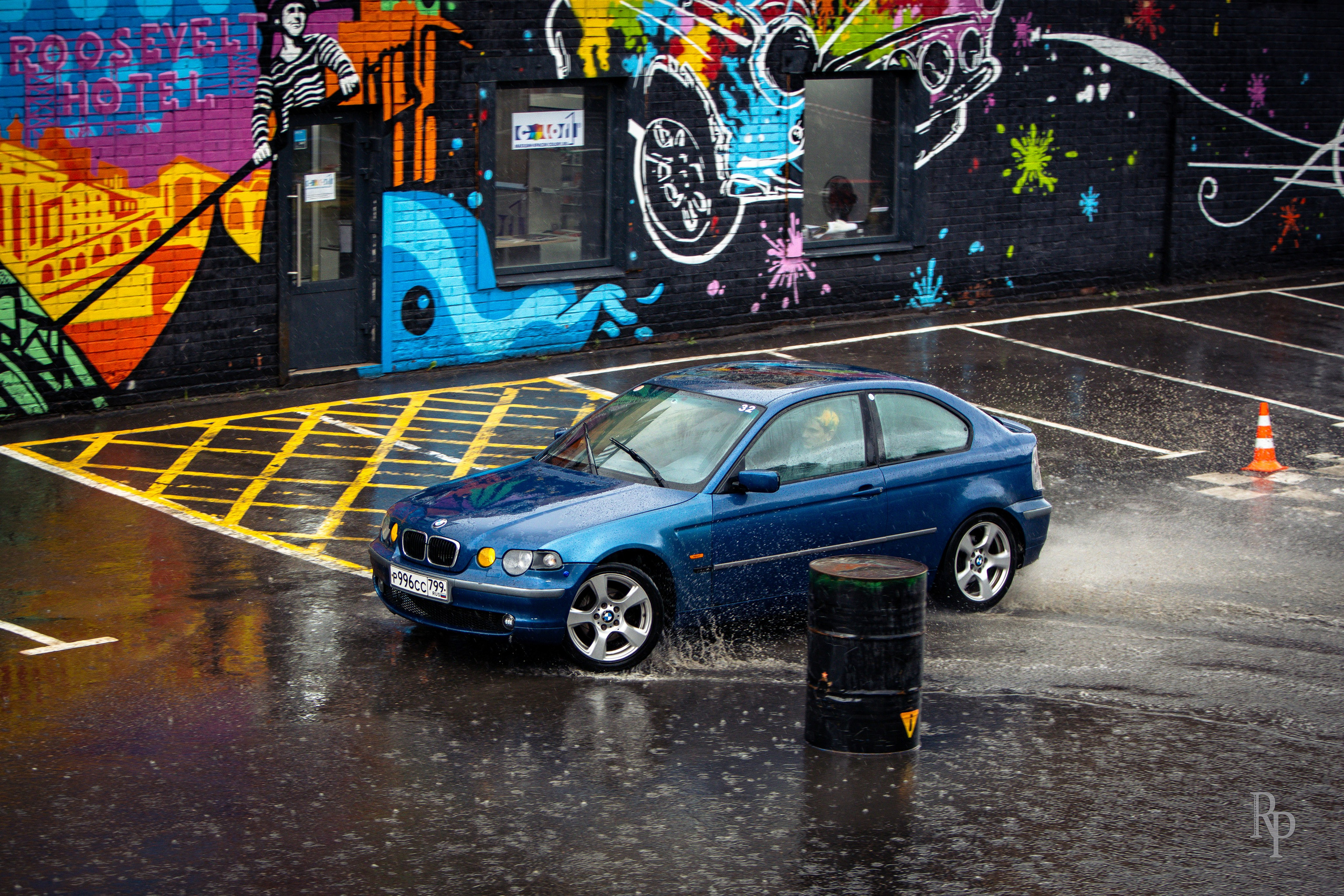 SHOWDOWN. Rusty Photographer