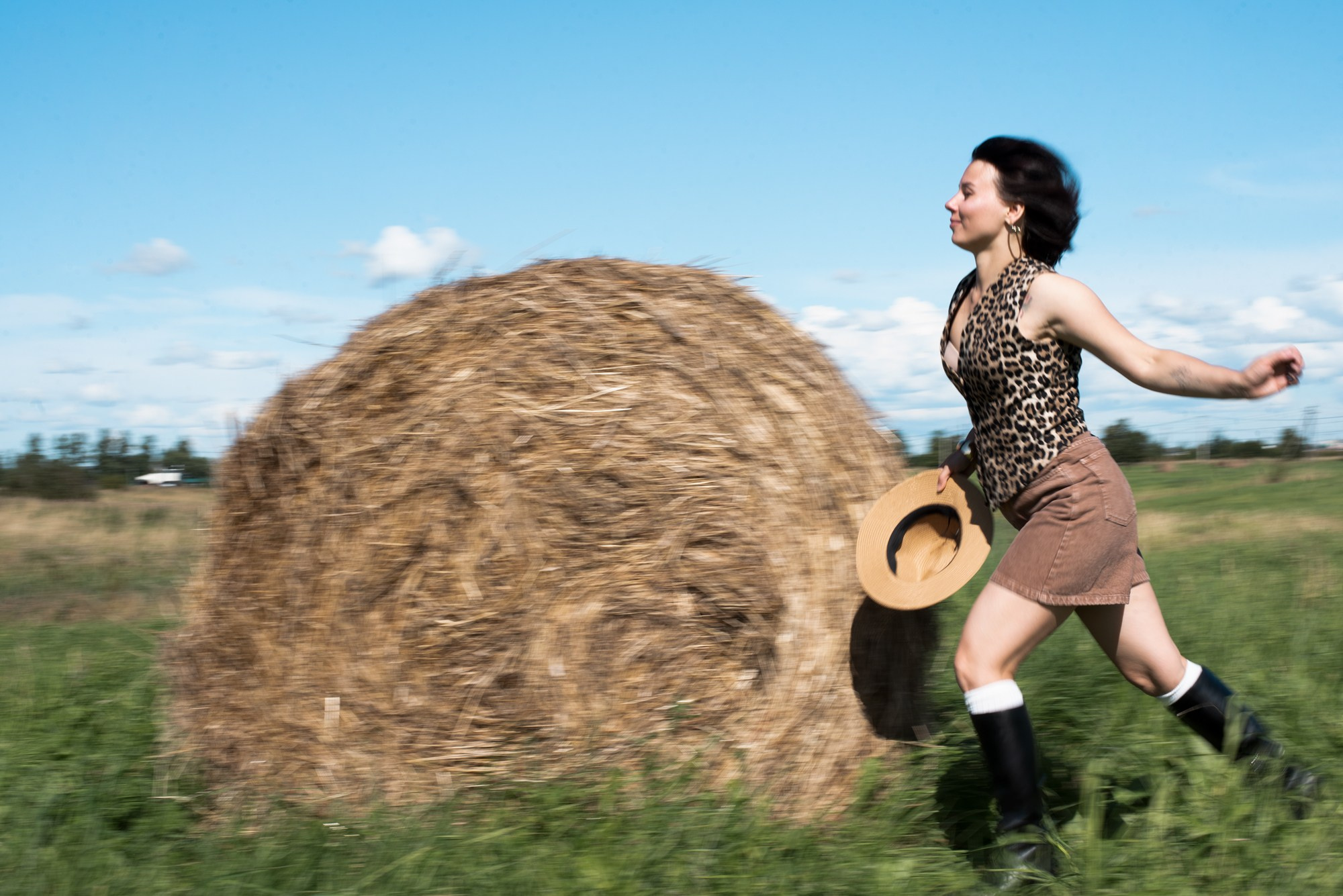 Портретная съемка, портрет девушки, фотография, фотограф спб, портретный фотограф спб, студийная съемка, съемка в студии, профессиональный фотограф, фотосессии дома, фотосессия с девушкой, домашние съемки, фотосессия с парнем, фото со стогами, летняя фотосессия, фотосессия в поле, стога, лето, поле, lifestyle фотография, фотограф спб, питер фотограф, лавстори, лайфстайл